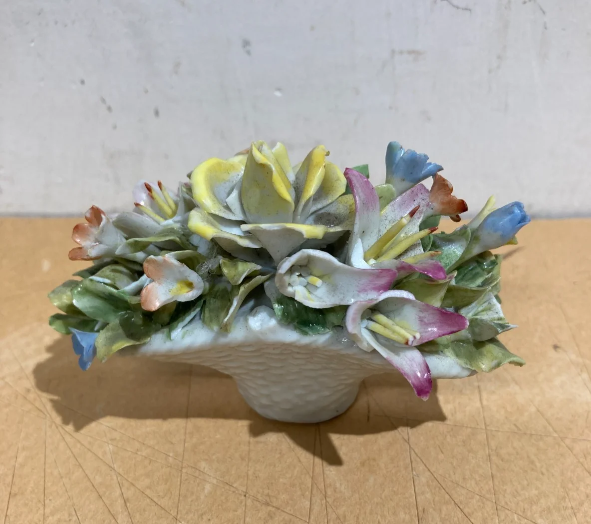 Piccolo Soprammobile in Porcellana: Cesto con Fiori Stile Capodimonte