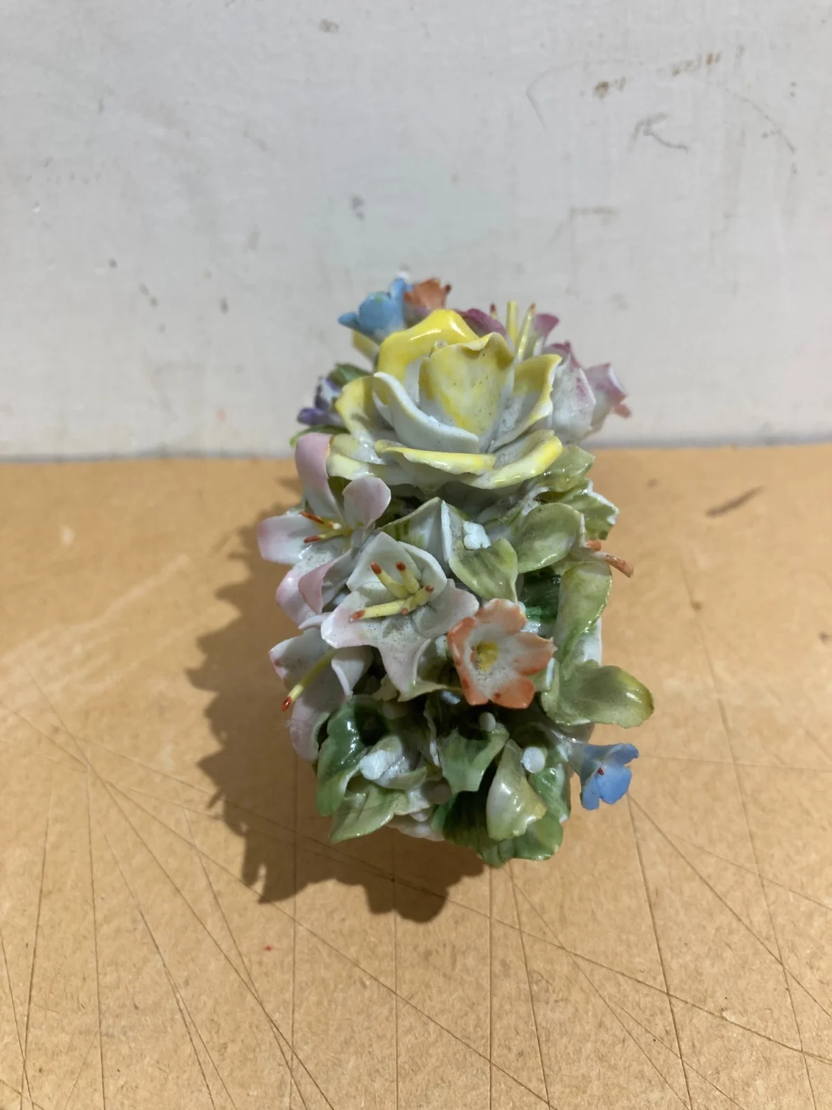 Piccolo Soprammobile in Porcellana: Cesto con Fiori Stile Capodimonte
