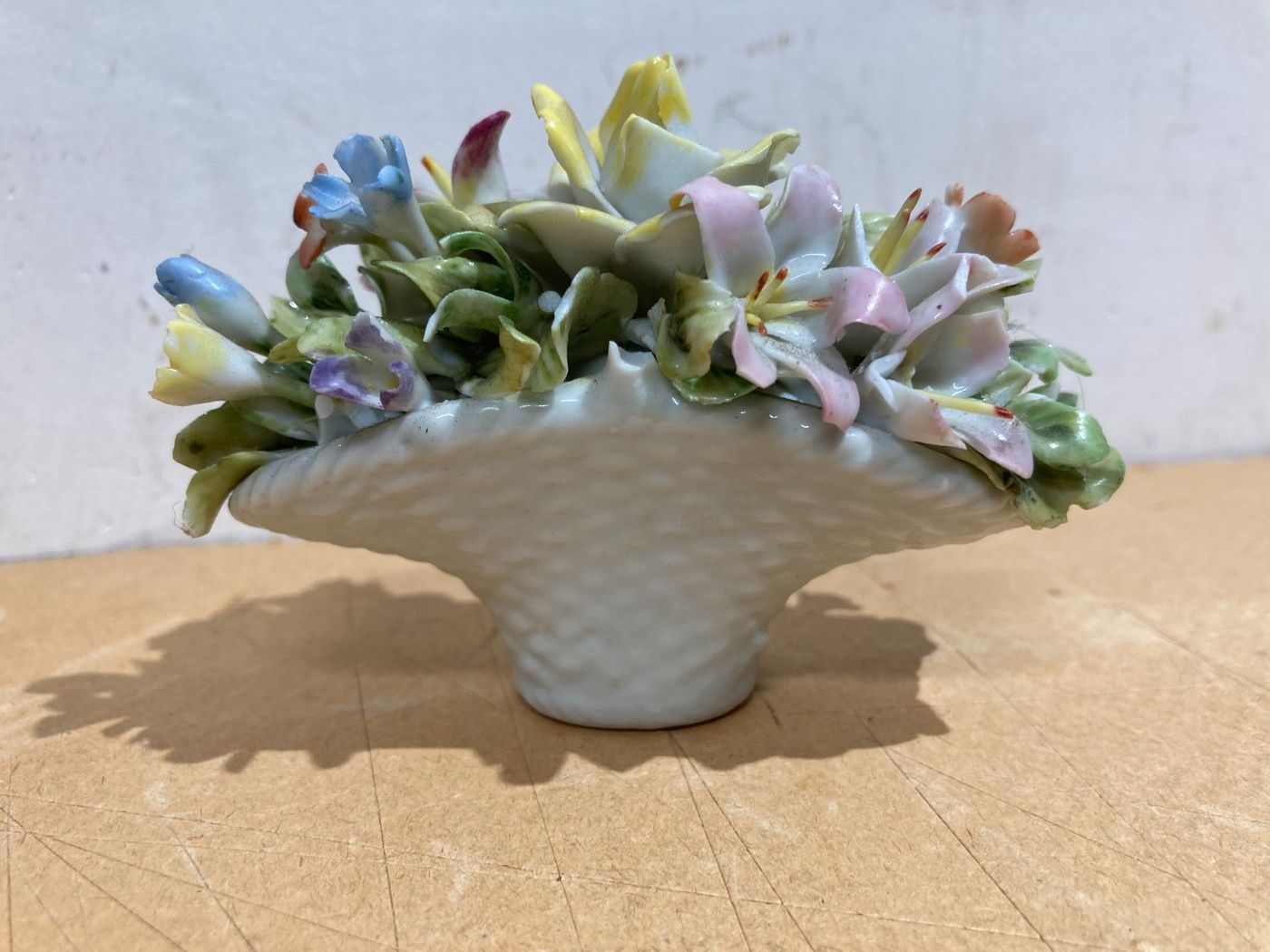 Piccolo Soprammobile In Porcellana: Cesto Con Fiori Stile Capodimonte