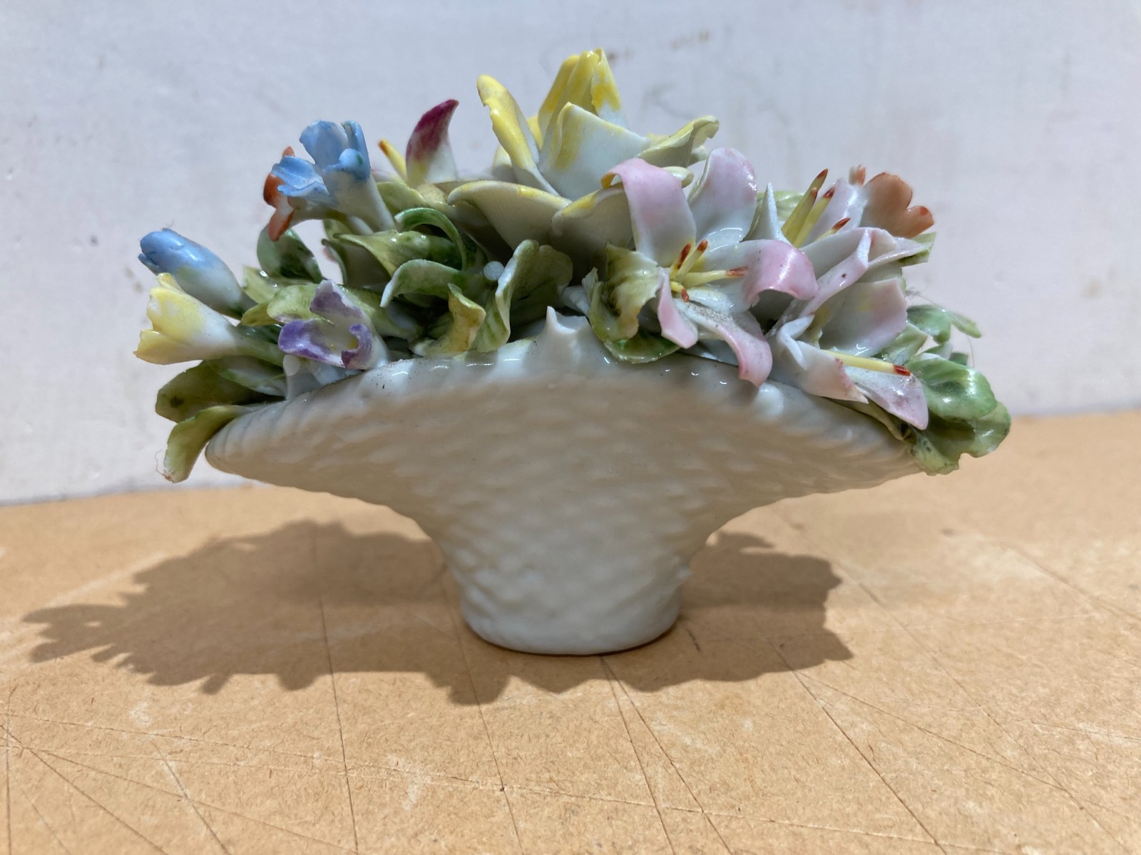 Piccolo Soprammobile In Porcellana: Cesto Con Fiori Stile Capodimonte