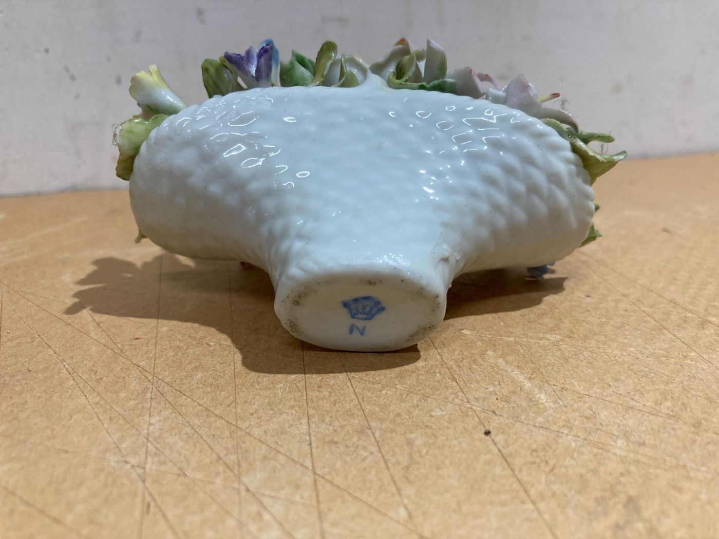 Piccolo Soprammobile In Porcellana: Cesto Con Fiori Stile Capodimonte