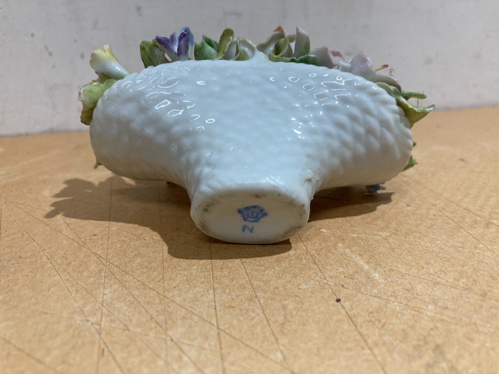 Piccolo Soprammobile In Porcellana: Cesto Con Fiori Stile Capodimonte