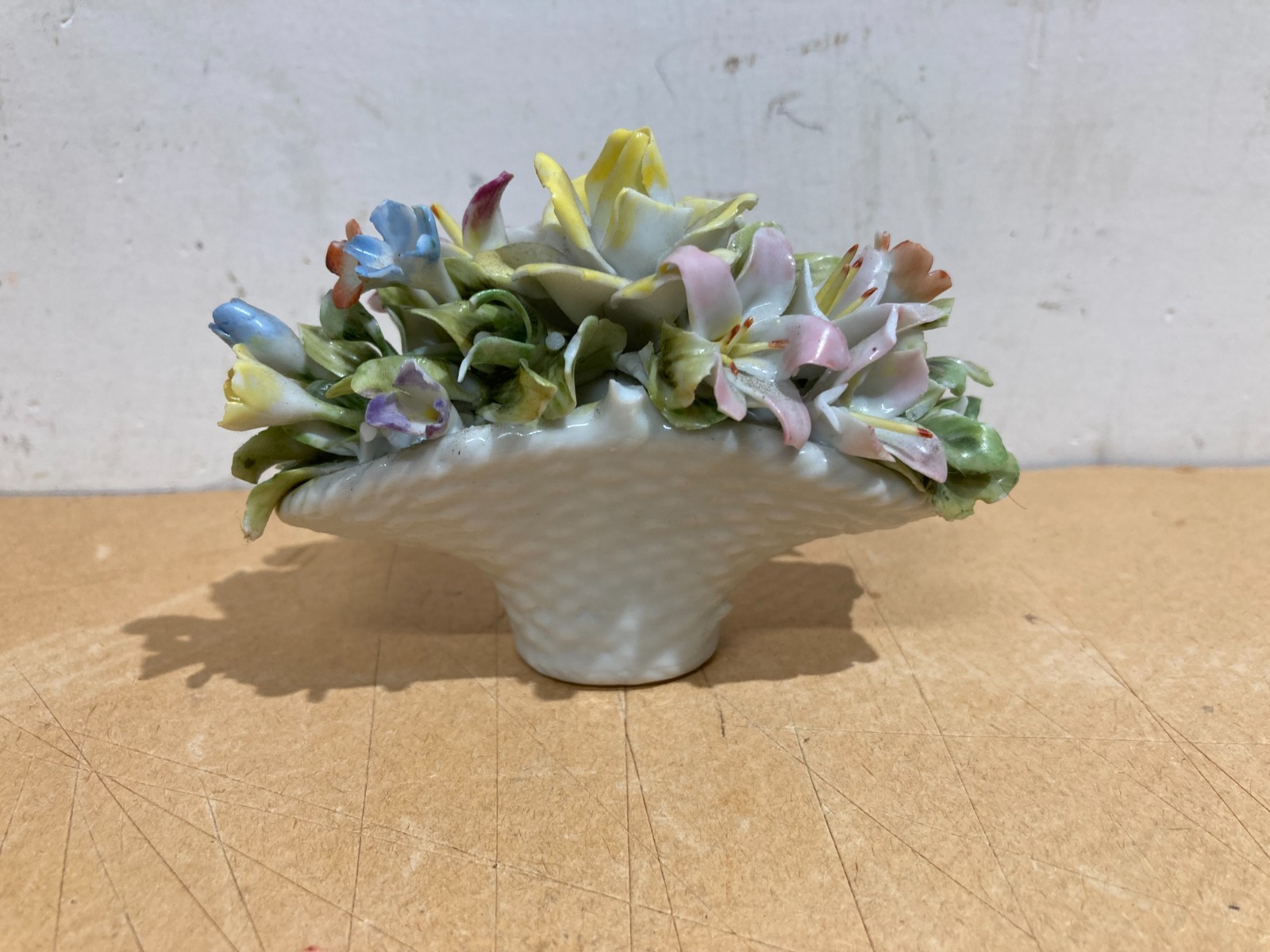 Piccolo Soprammobile In Porcellana: Cesto Con Fiori Stile Capodimonte