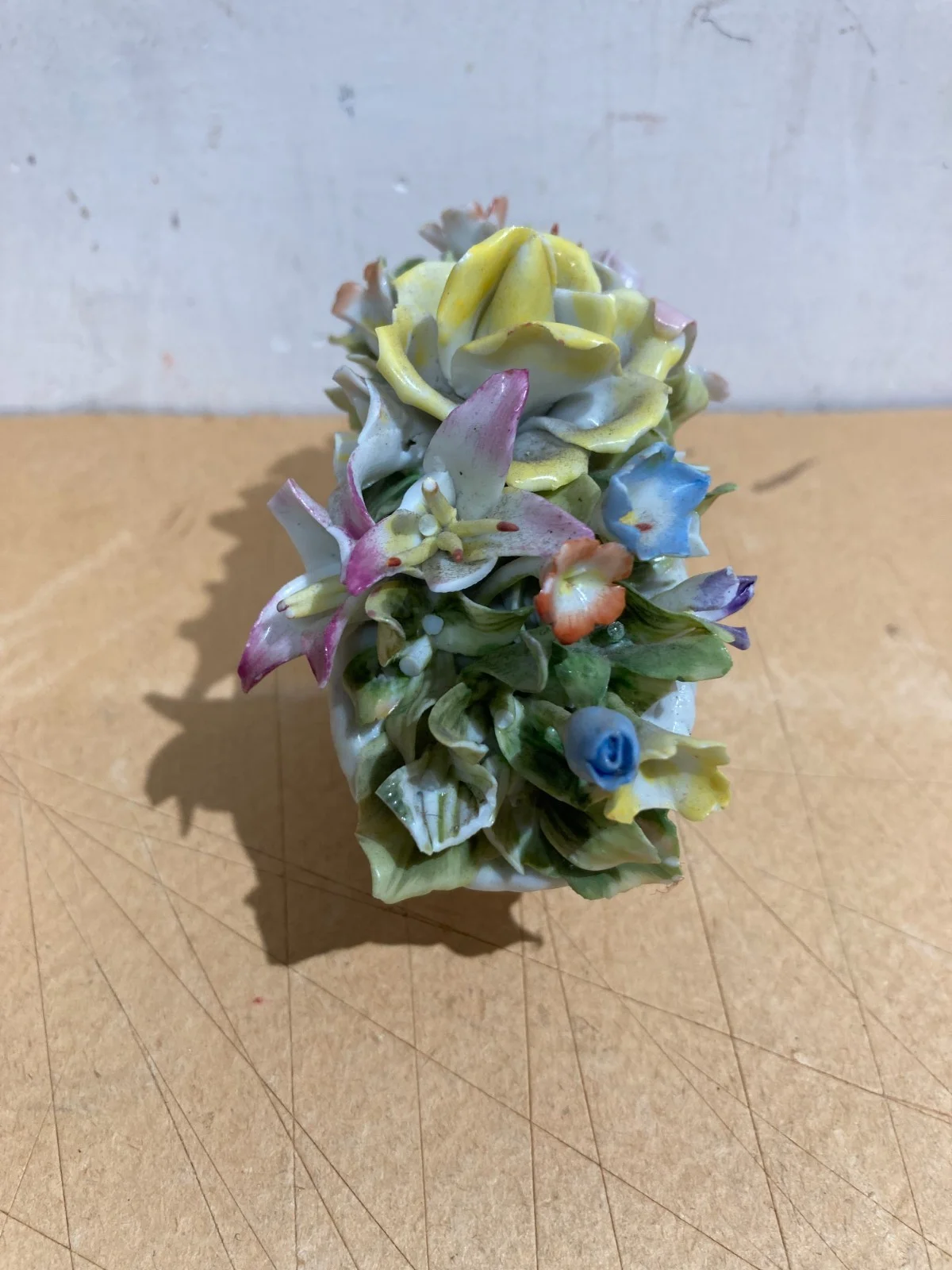 Piccolo Soprammobile in Porcellana: Cesto con Fiori Stile Capodimonte