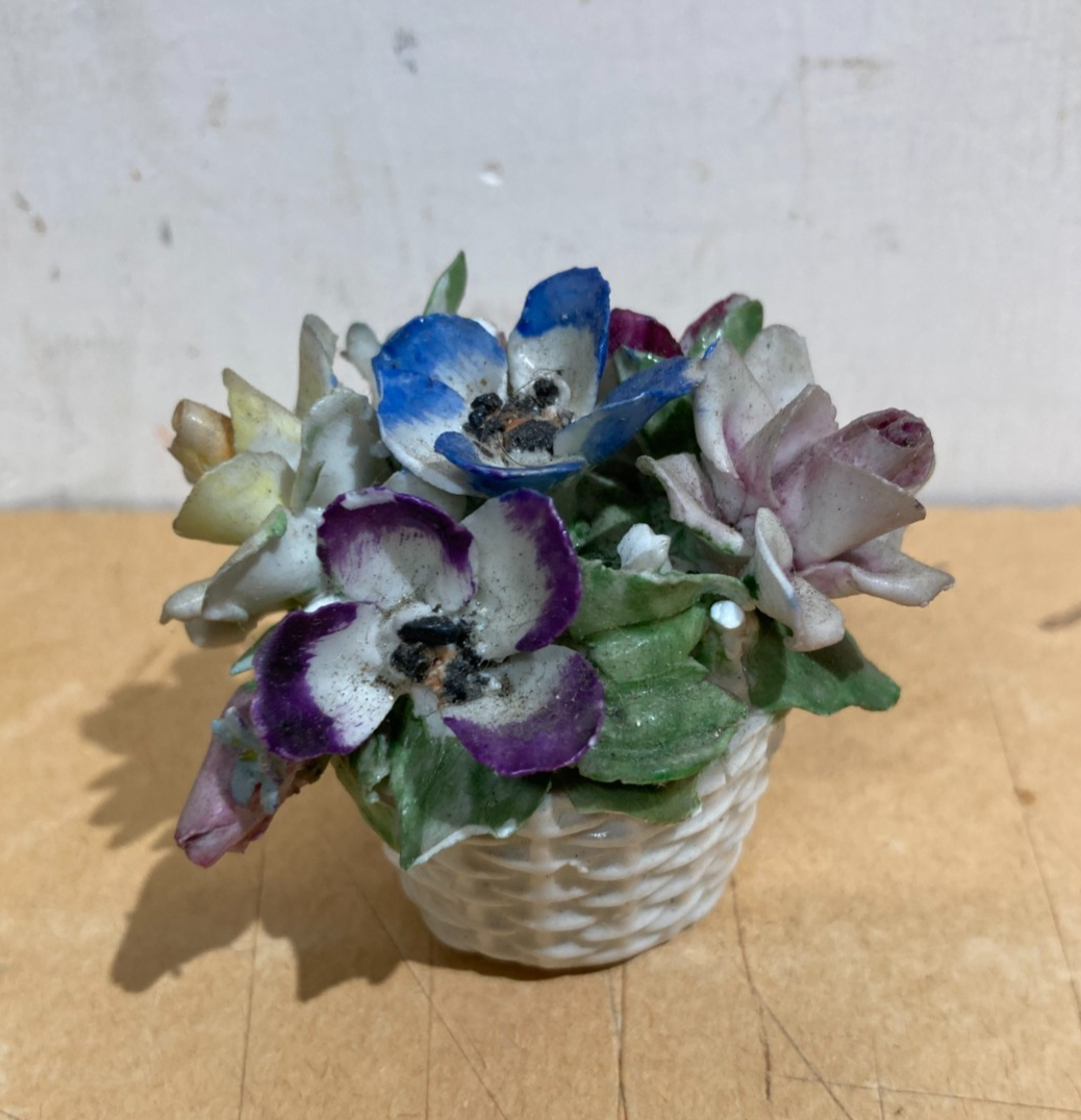 Piccola Scultura In Porcellana Di Capodimonte: Cestino Con Fiori