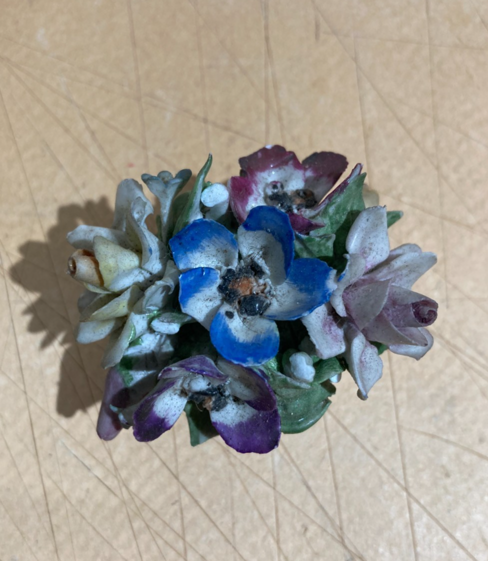 Piccola Scultura In Porcellana Di Capodimonte: Cestino Con Fiori