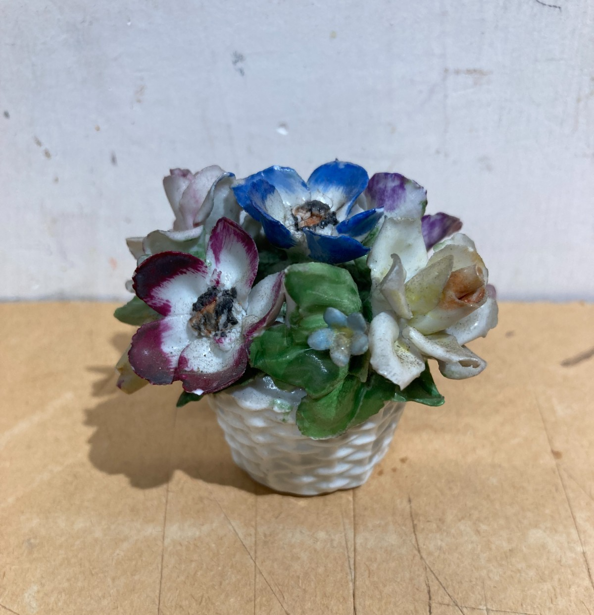 Piccola Scultura In Porcellana Di Capodimonte: Cestino Con Fiori