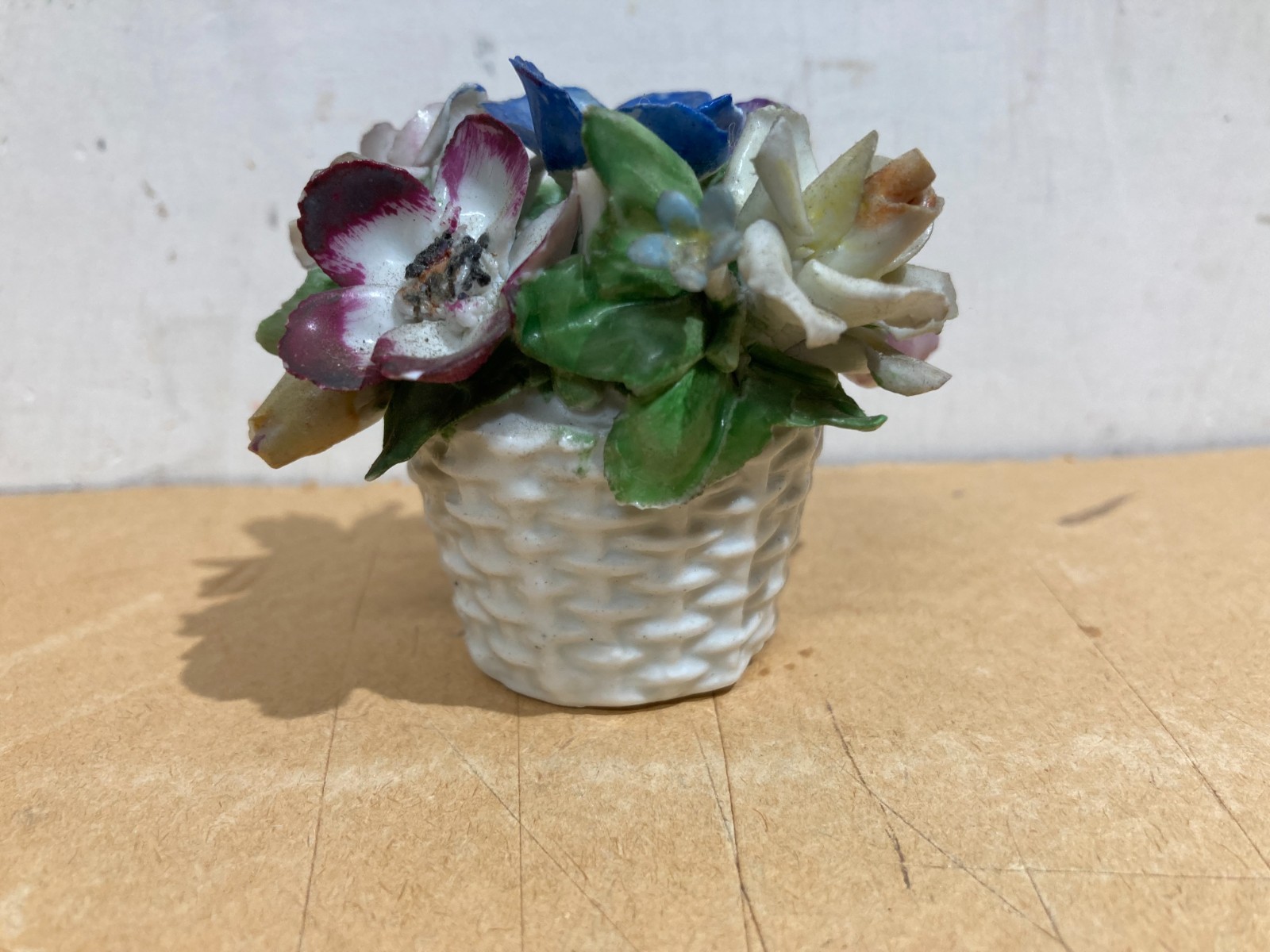Piccola Scultura In Porcellana Di Capodimonte: Cestino Con Fiori