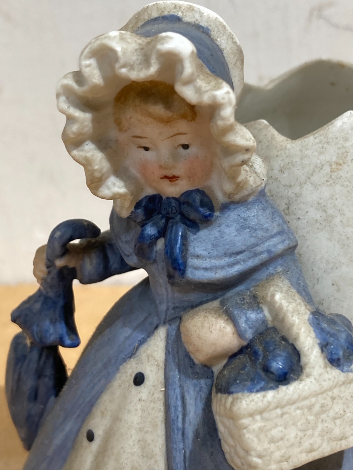 Grazioso Soprammobile   Piccola Scultura In Bisquit   Figura Femminile Con Uovo