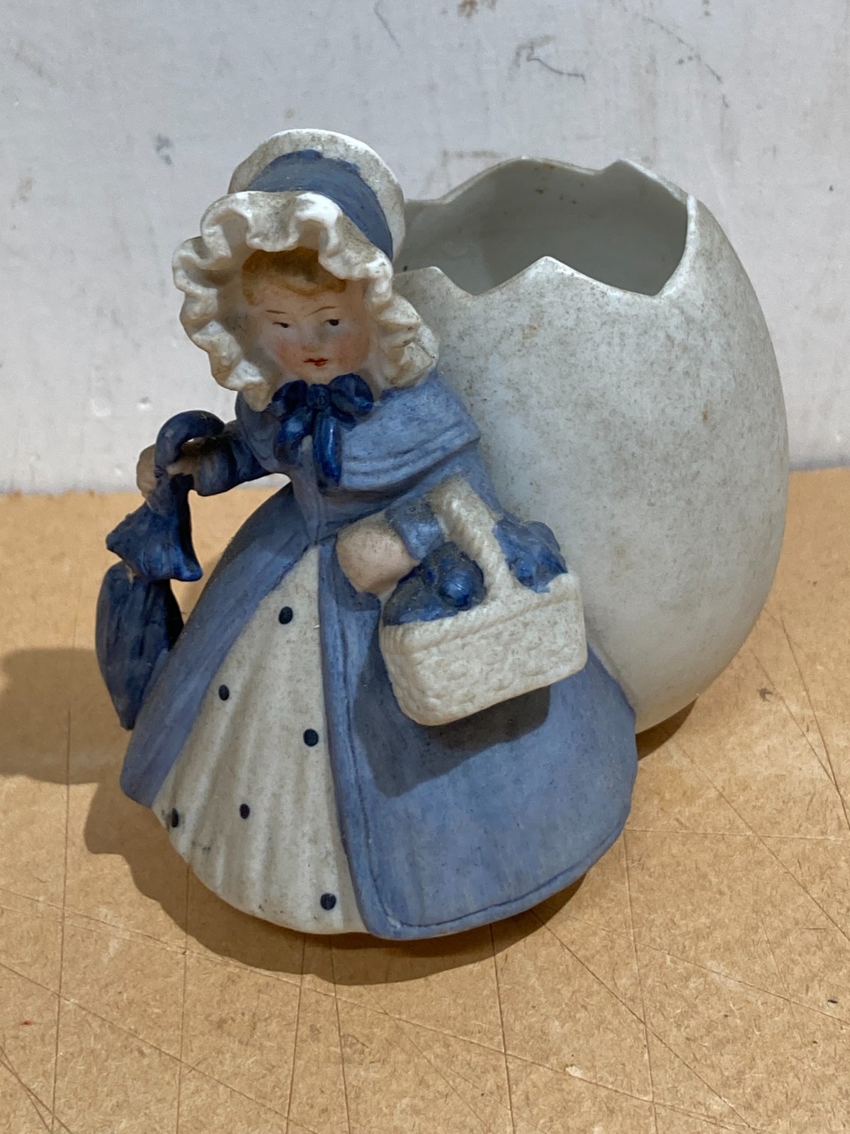 Grazioso Soprammobile   Piccola Scultura In Bisquit   Figura Femminile Con Uovo