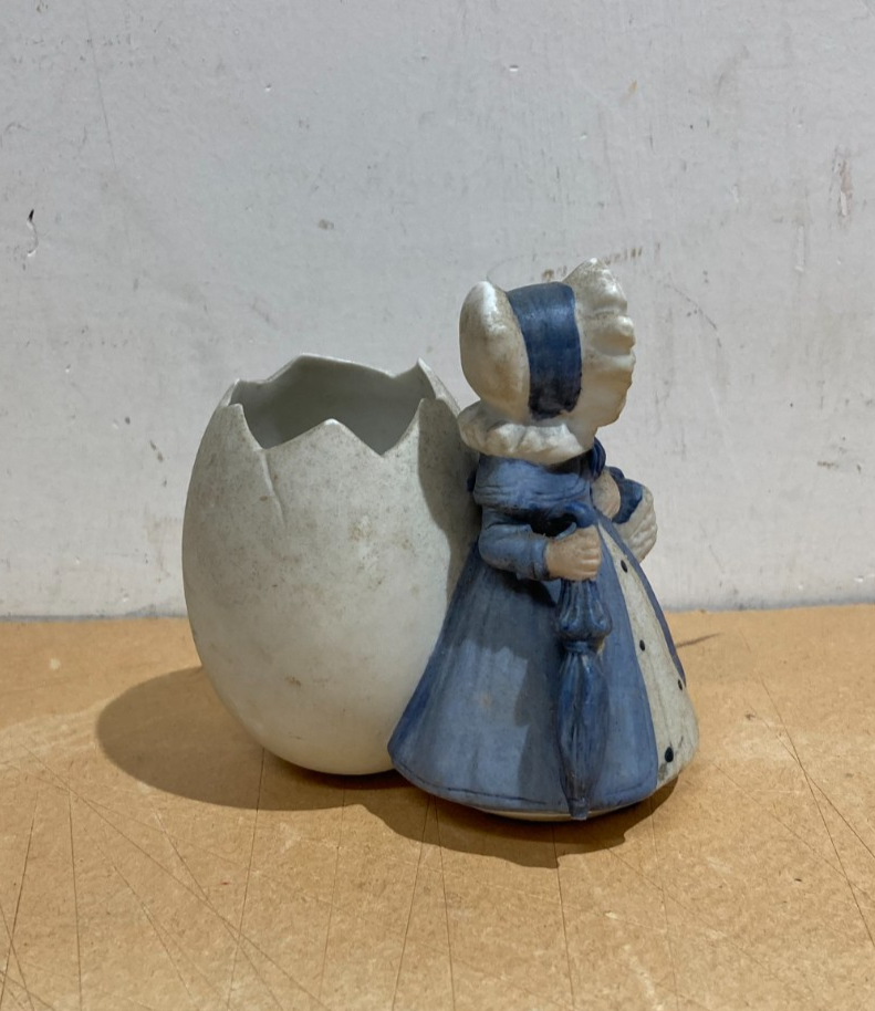 Grazioso Soprammobile   Piccola Scultura In Bisquit   Figura Femminile Con Uovo