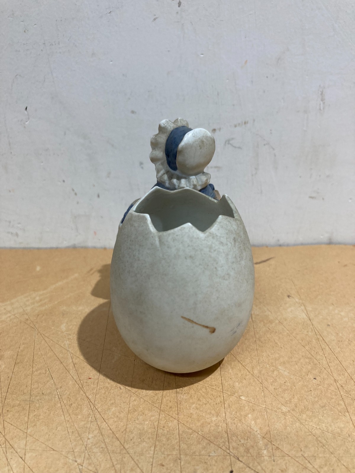 Grazioso Soprammobile   Piccola Scultura In Bisquit   Figura Femminile Con Uovo