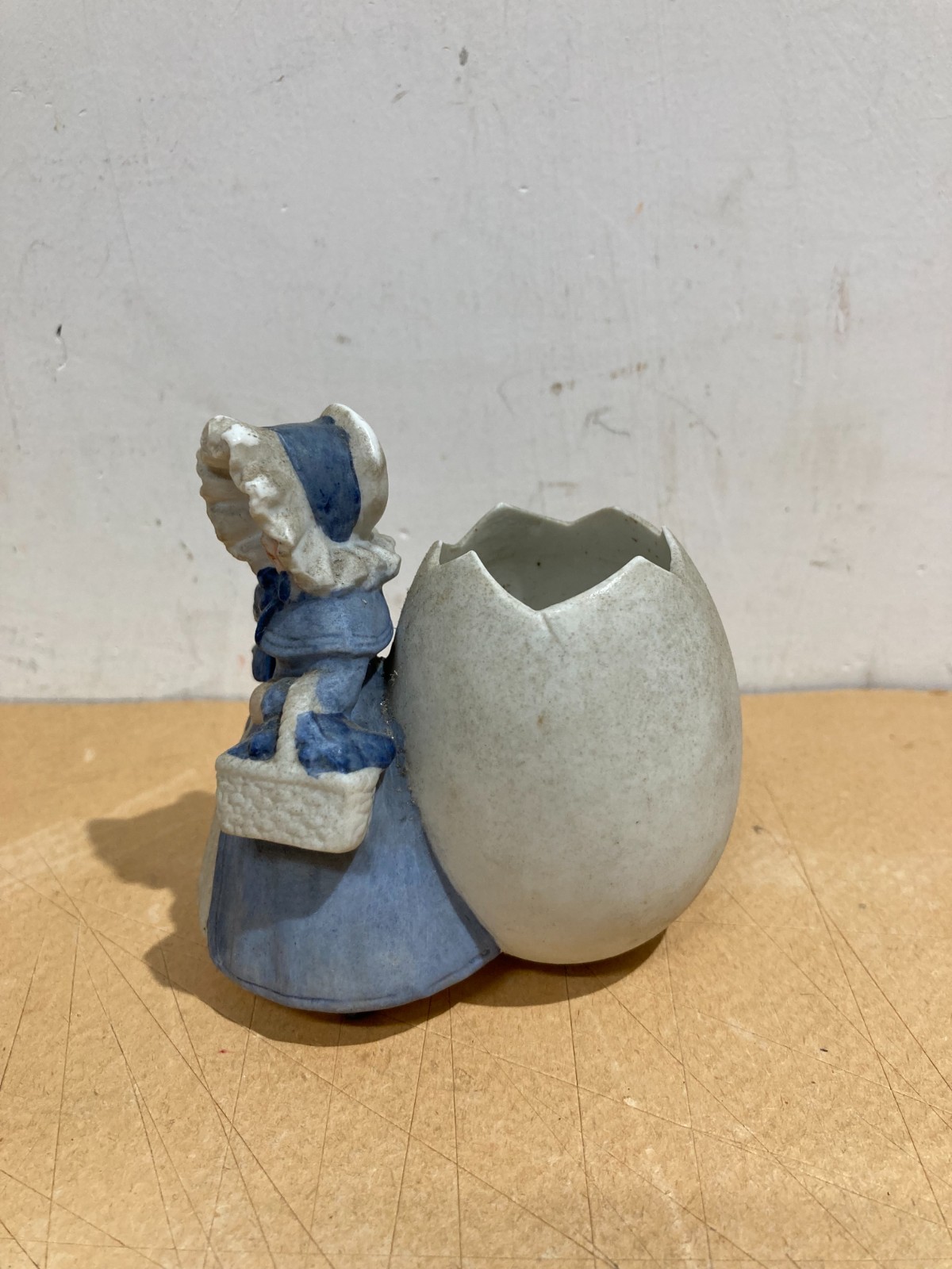 Grazioso Soprammobile   Piccola Scultura In Bisquit   Figura Femminile Con Uovo