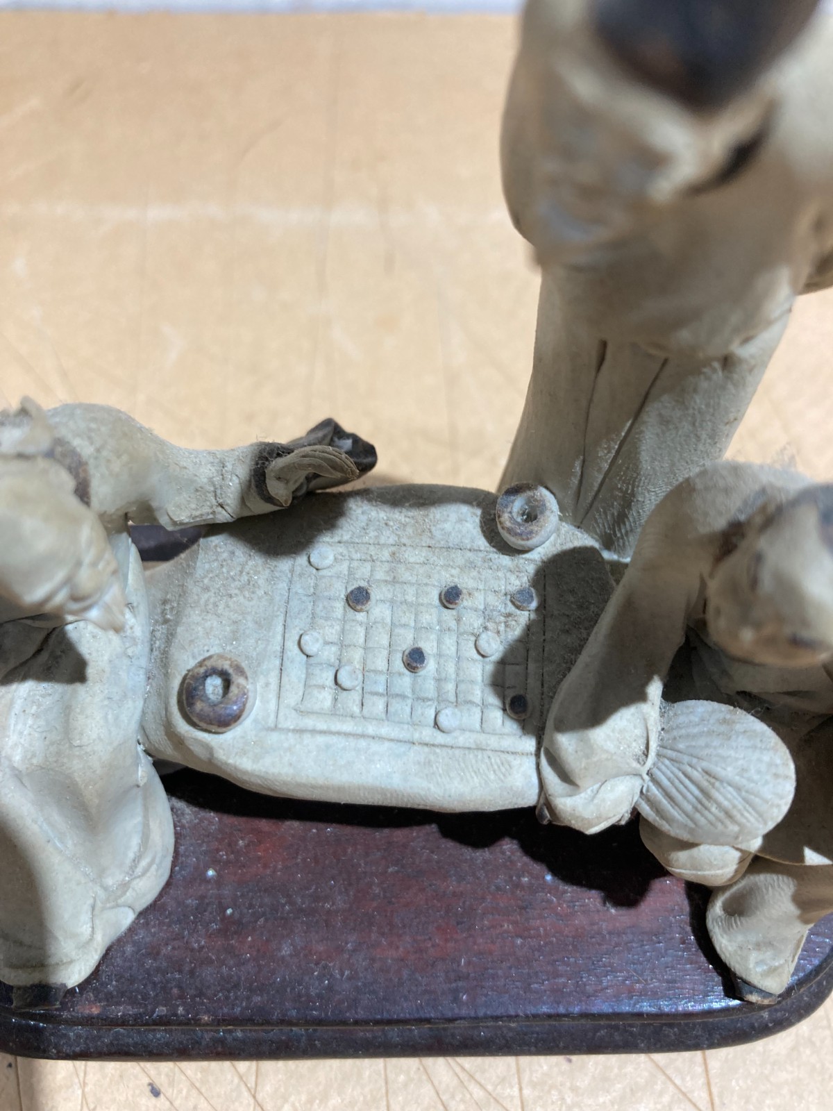 Piccola Scultura In Ceramica Con Figure Orientali Al Gioco Della Dama