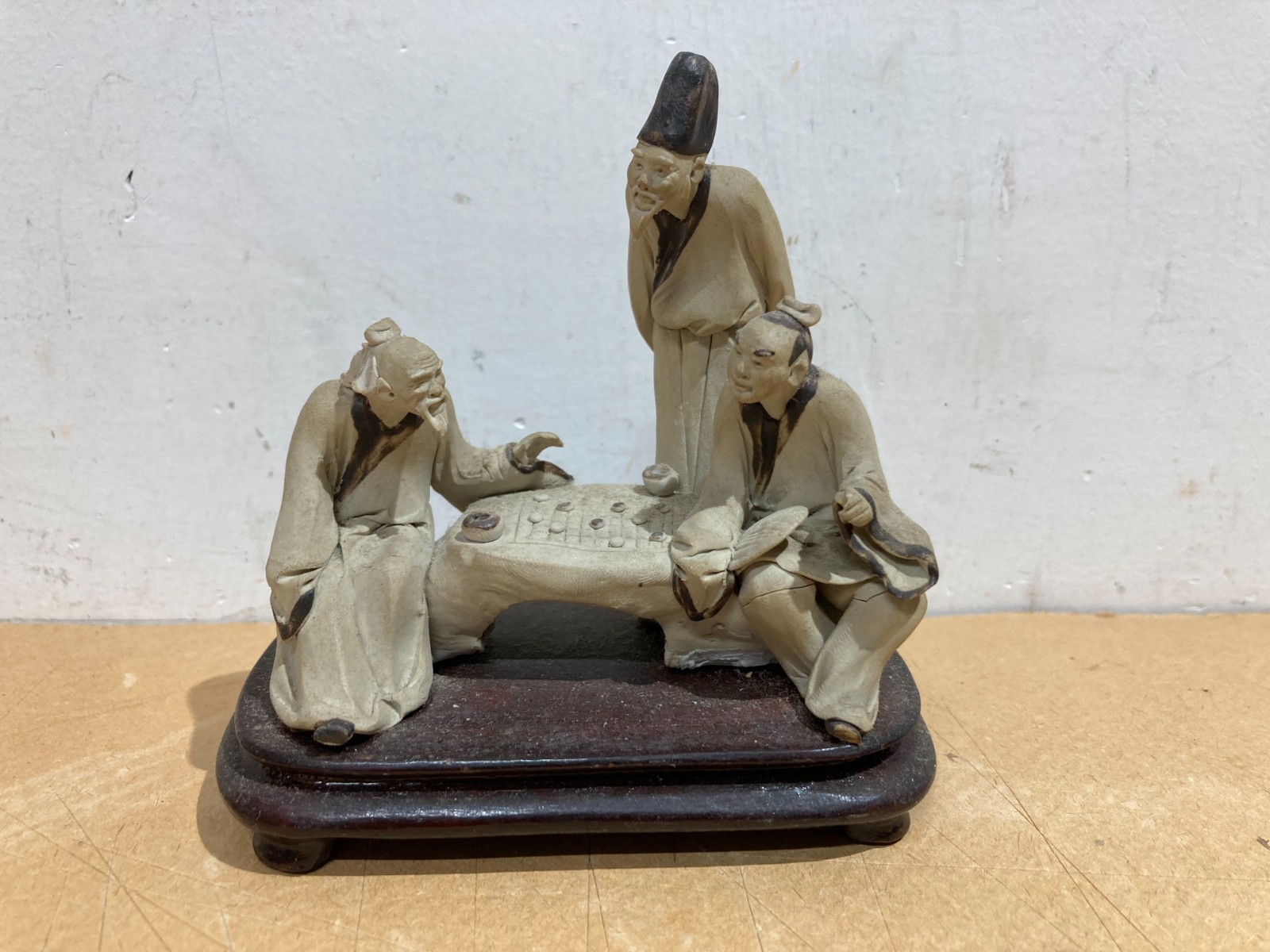 Piccola Scultura In Ceramica Con Figure Orientali Al Gioco Della Dama