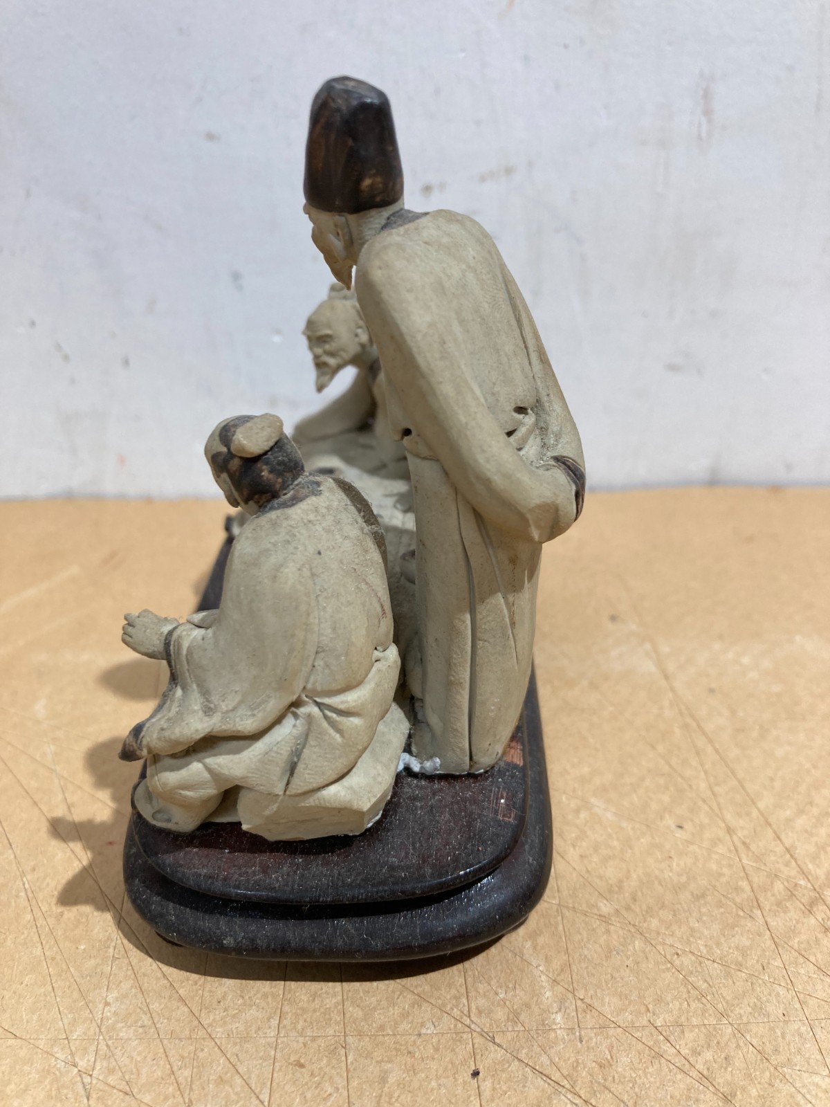 Piccola Scultura In Ceramica Con Figure Orientali Al Gioco Della Dama