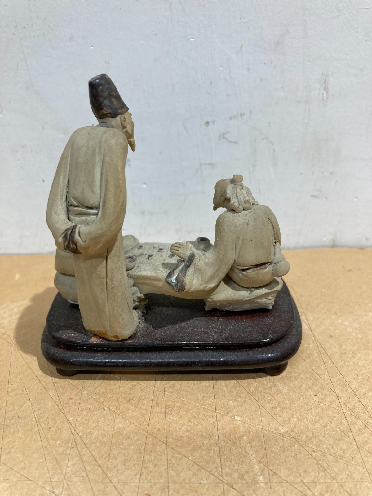 Piccola Scultura In Ceramica Con Figure Orientali Al Gioco Della Dama