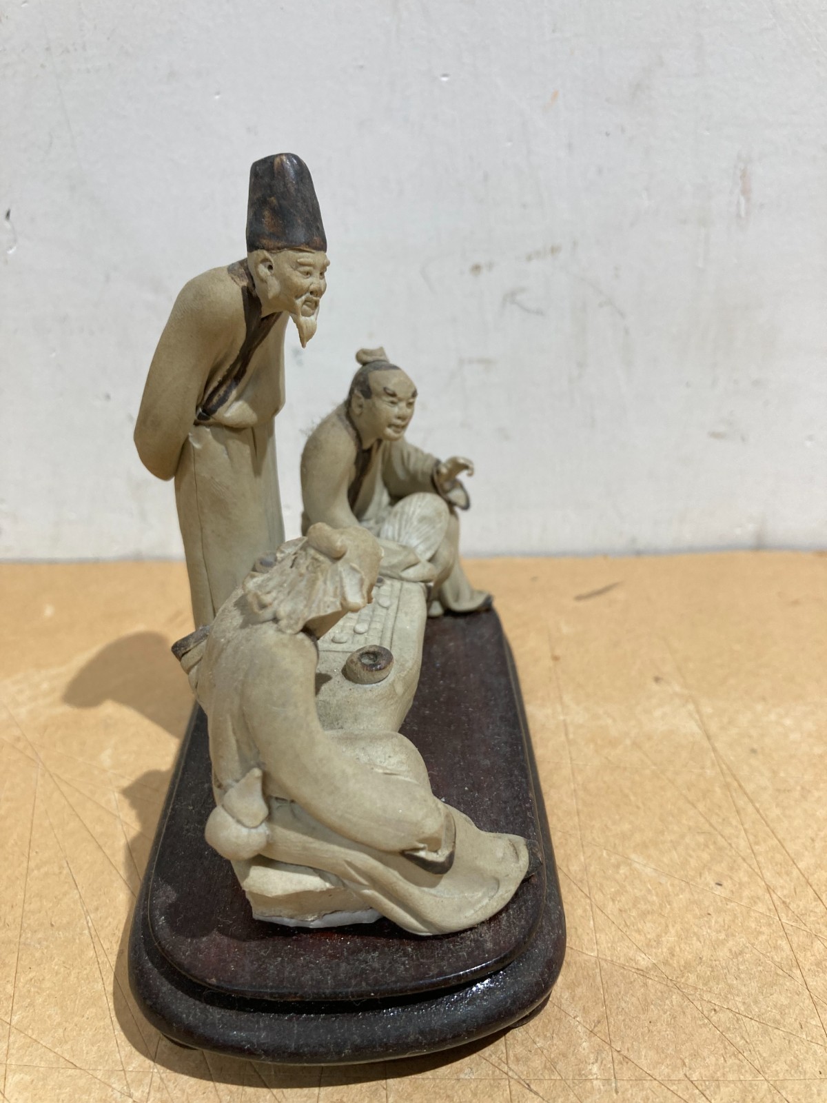 Piccola Scultura In Ceramica Con Figure Orientali Al Gioco Della Dama