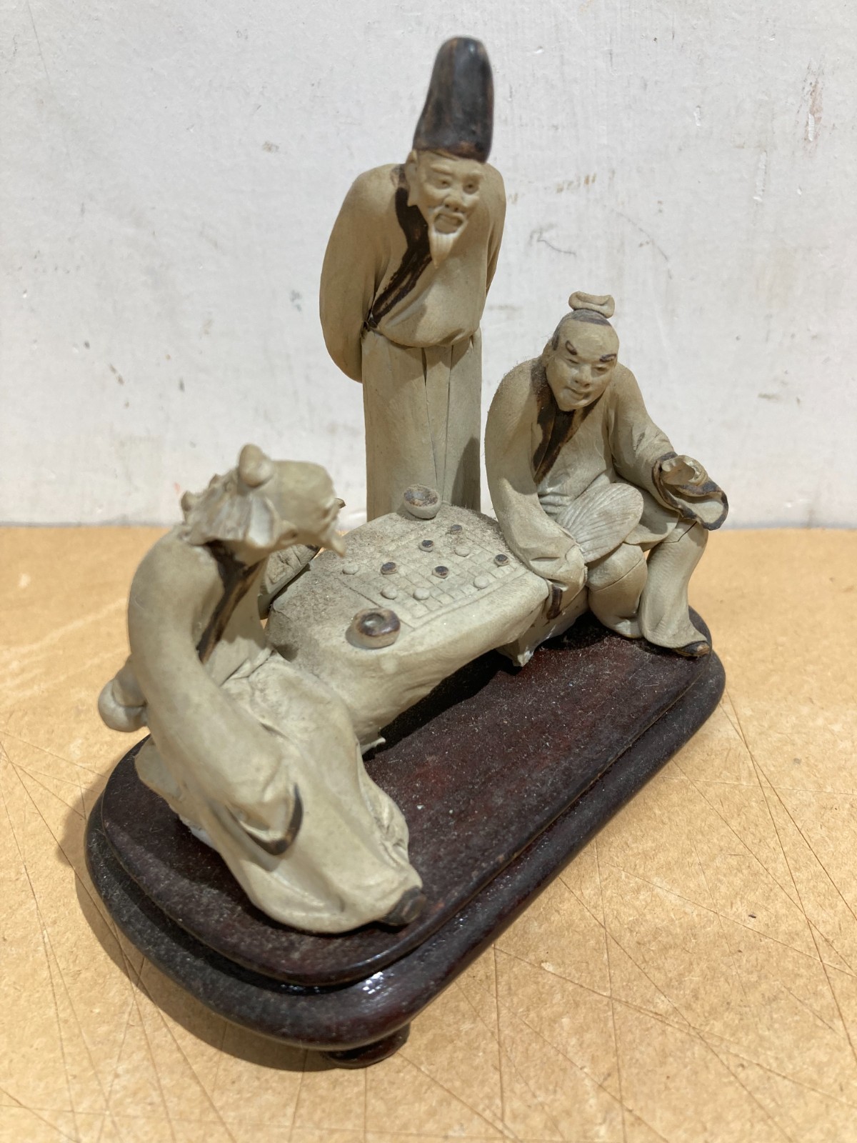 Piccola Scultura In Ceramica Con Figure Orientali Al Gioco Della Dama