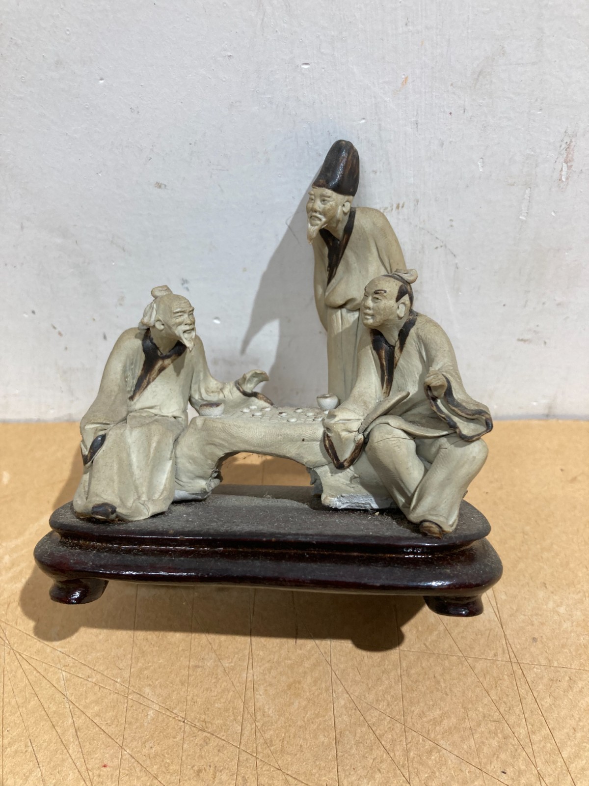 Piccola Scultura In Ceramica Con Figure Orientali Al Gioco Della Dama