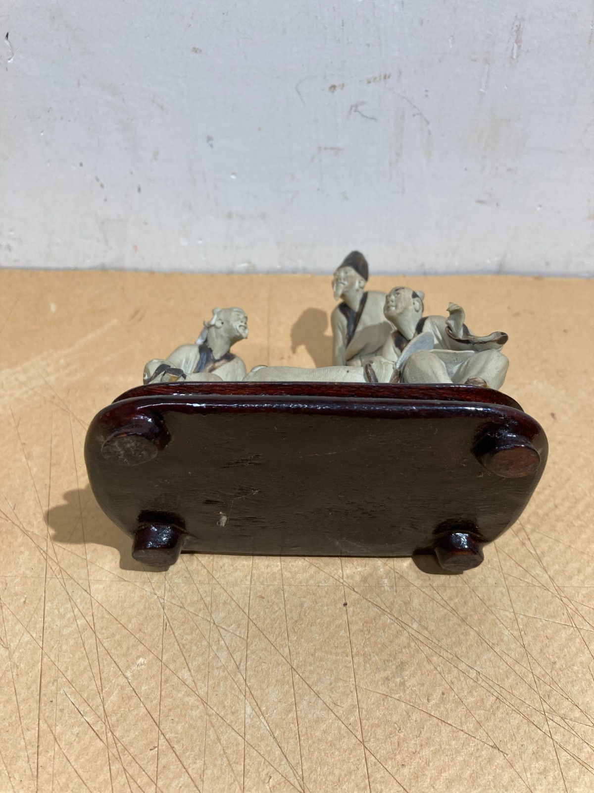 Piccola Scultura In Ceramica Con Figure Orientali Al Gioco Della Dama