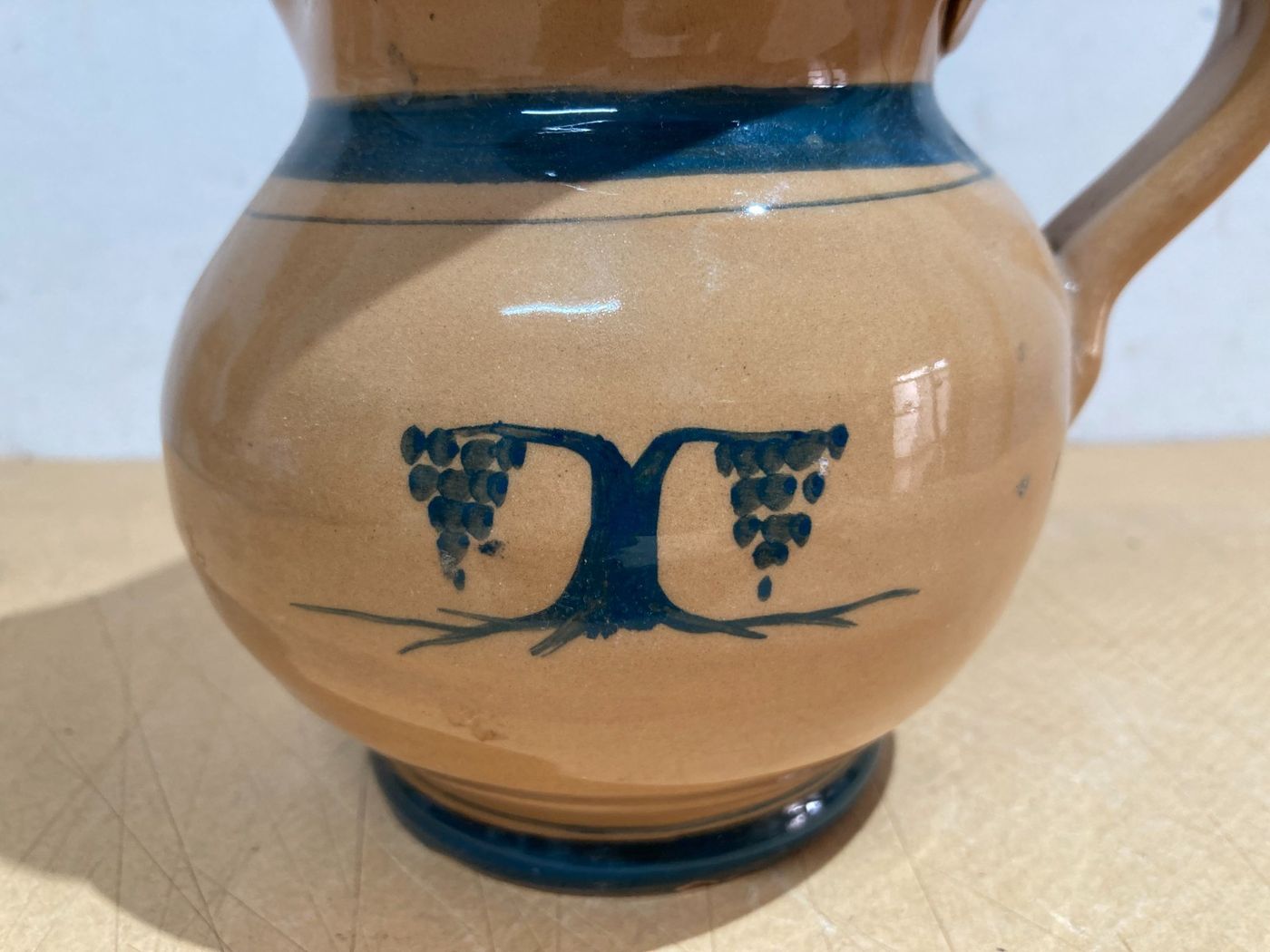 Boccale Da Vino In Ceramica Decorata Con Grappoli d'Uva, Manifattura Di Nove