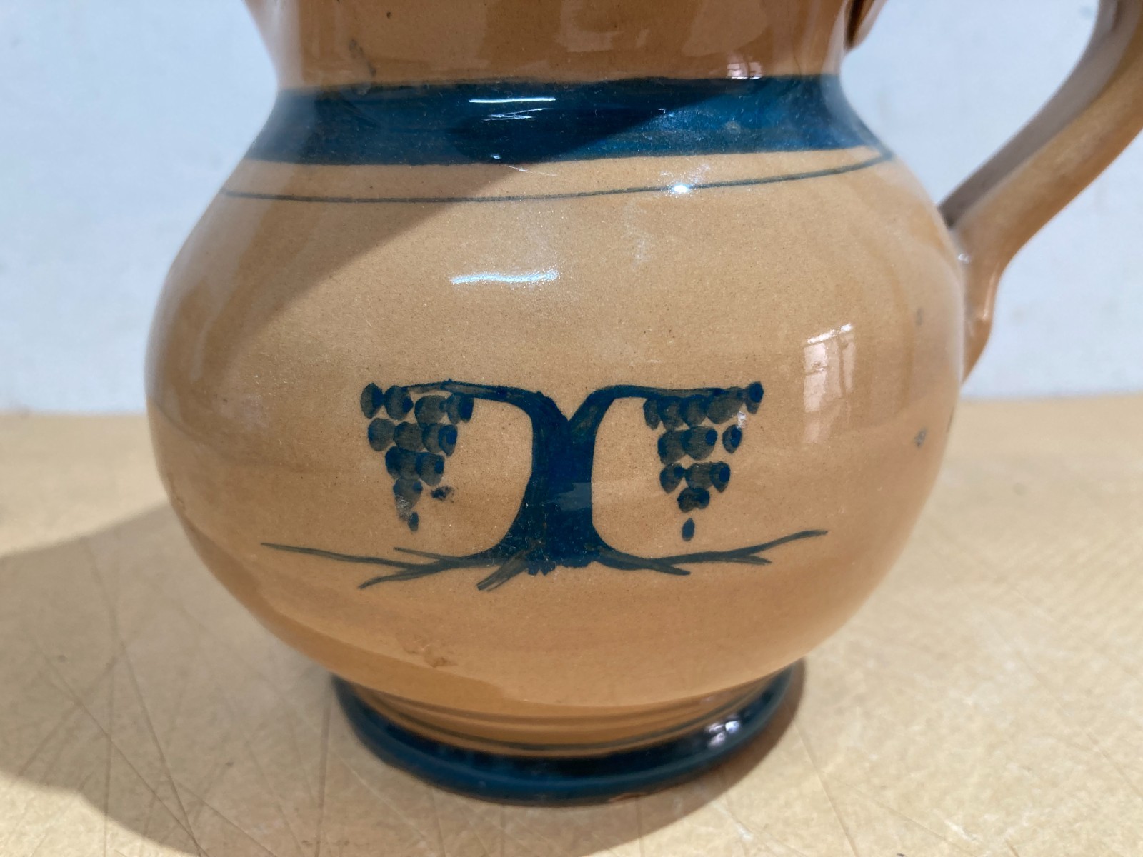 Boccale Da Vino In Ceramica Decorata Con Grappoli d'Uva, Manifattura Di Nove