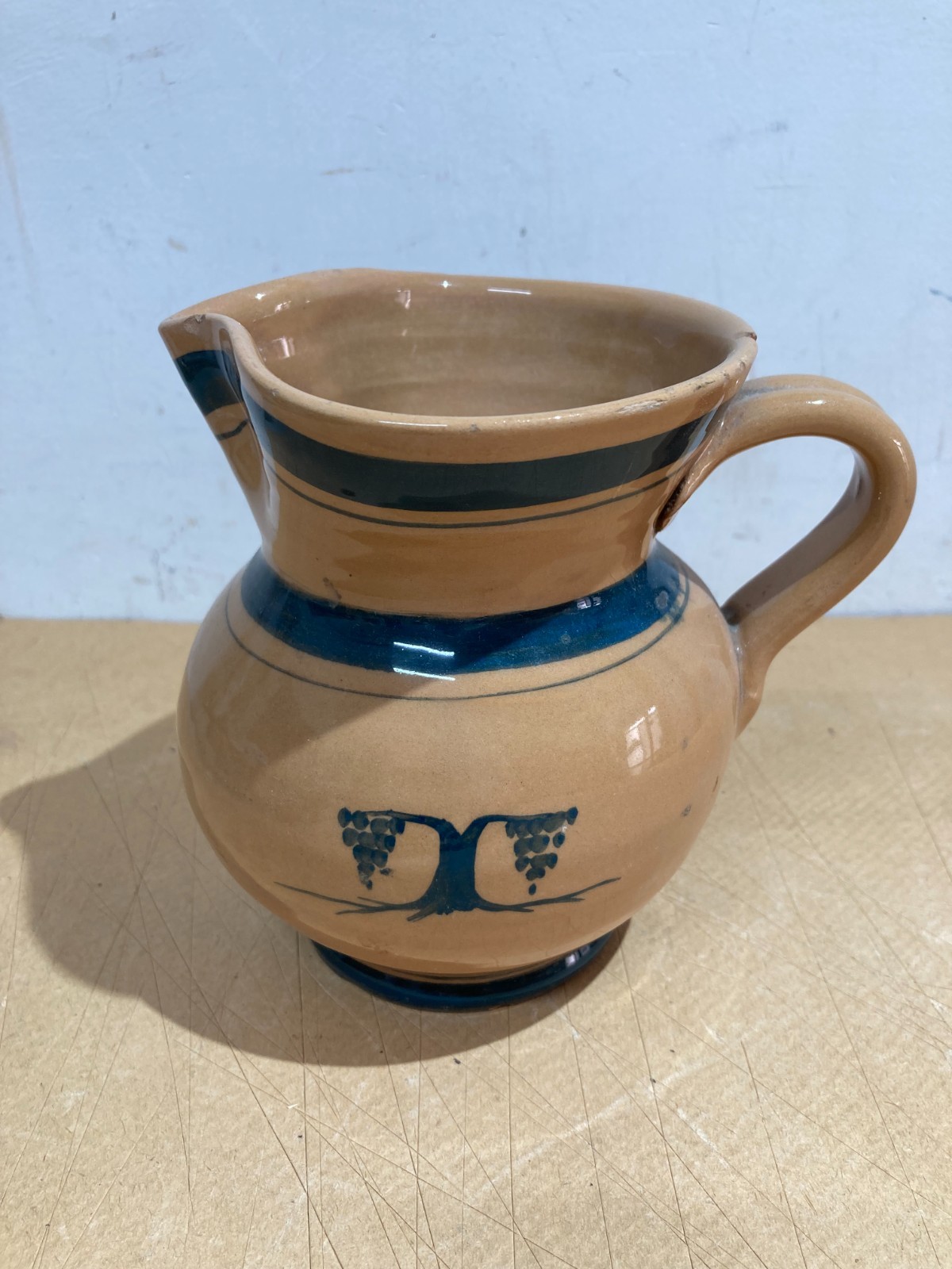 Boccale Da Vino In Ceramica Decorata Con Grappoli d'Uva, Manifattura Di Nove