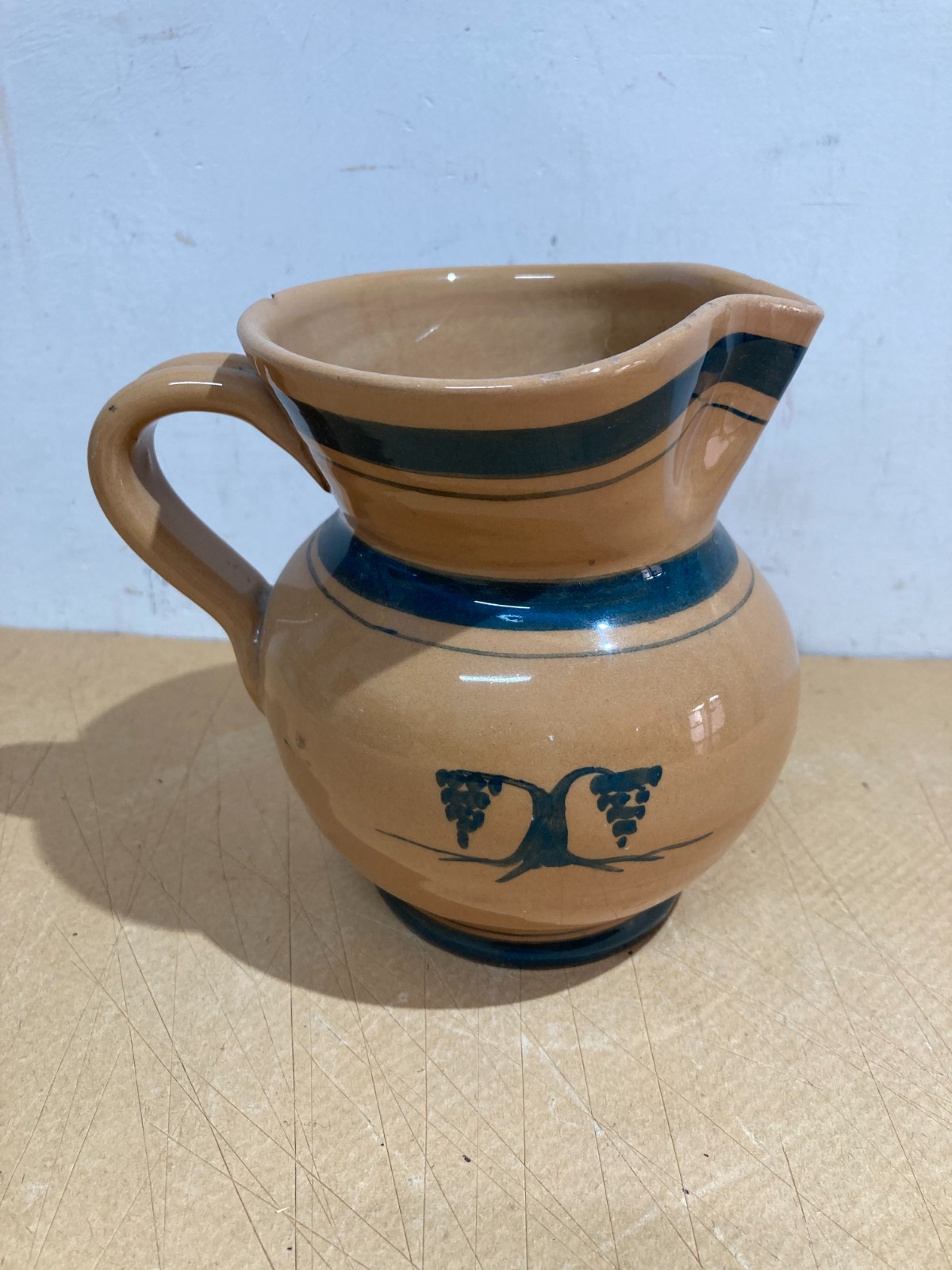 Boccale Da Vino In Ceramica Decorata Con Grappoli d'Uva, Manifattura Di Nove