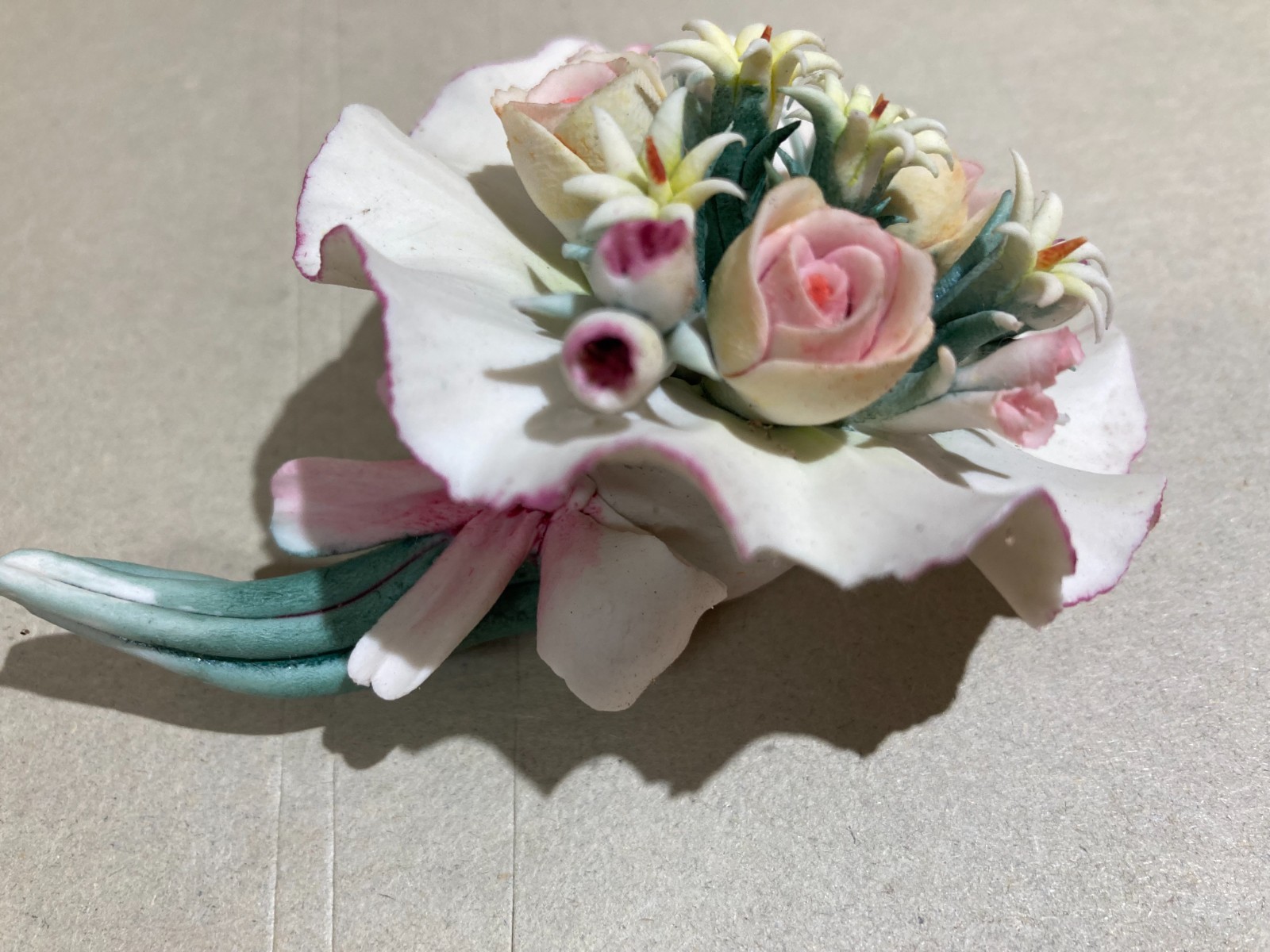 Grazioso Soprammobile: Piccola Scultura In Porcellana, Mazzo Di Fiori, Capodimonte