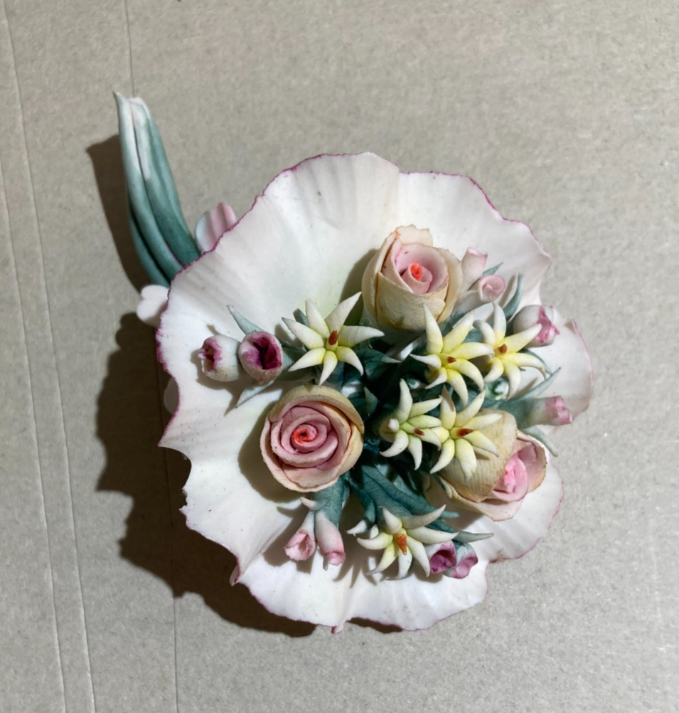 Grazioso Soprammobile: Piccola Scultura In Porcellana, Mazzo Di Fiori, Capodimonte