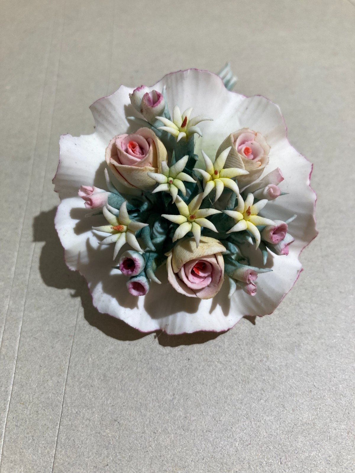 Grazioso Soprammobile: Piccola Scultura In Porcellana, Mazzo Di Fiori, Capodimonte
