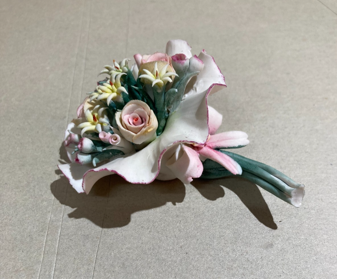 Grazioso Soprammobile: Piccola Scultura In Porcellana, Mazzo Di Fiori, Capodimonte
