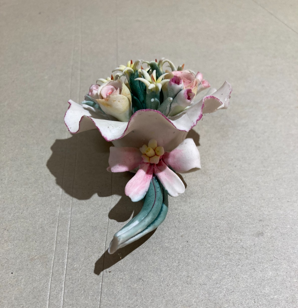 Grazioso Soprammobile: Piccola Scultura In Porcellana, Mazzo Di Fiori, Capodimonte