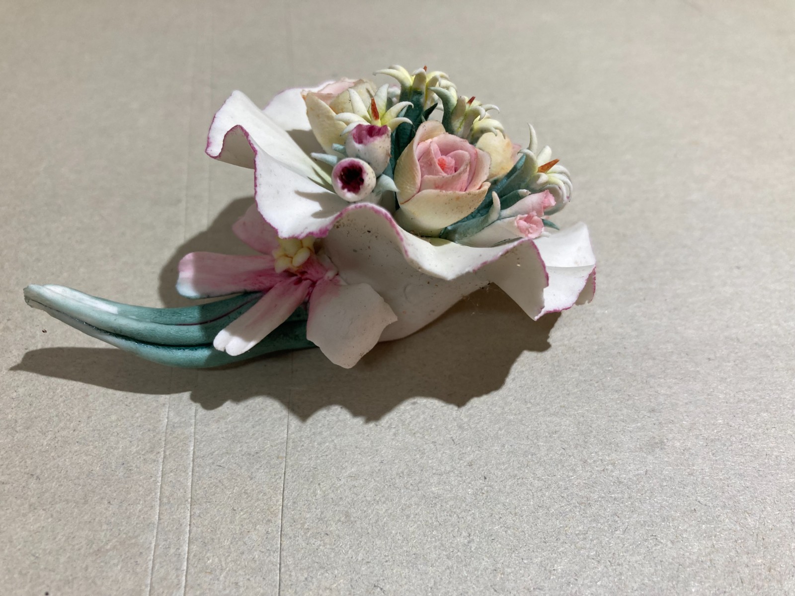 Grazioso Soprammobile: Piccola Scultura In Porcellana, Mazzo Di Fiori, Capodimonte