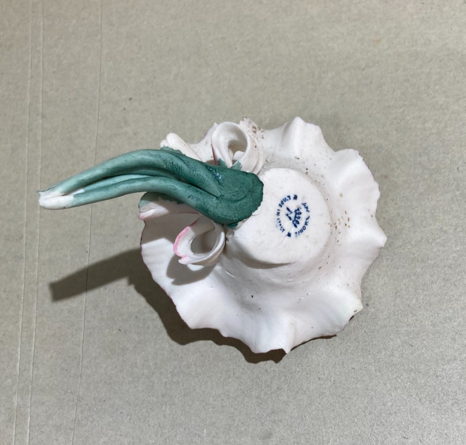 Grazioso Soprammobile: Piccola Scultura In Porcellana, Mazzo Di Fiori, Capodimonte
