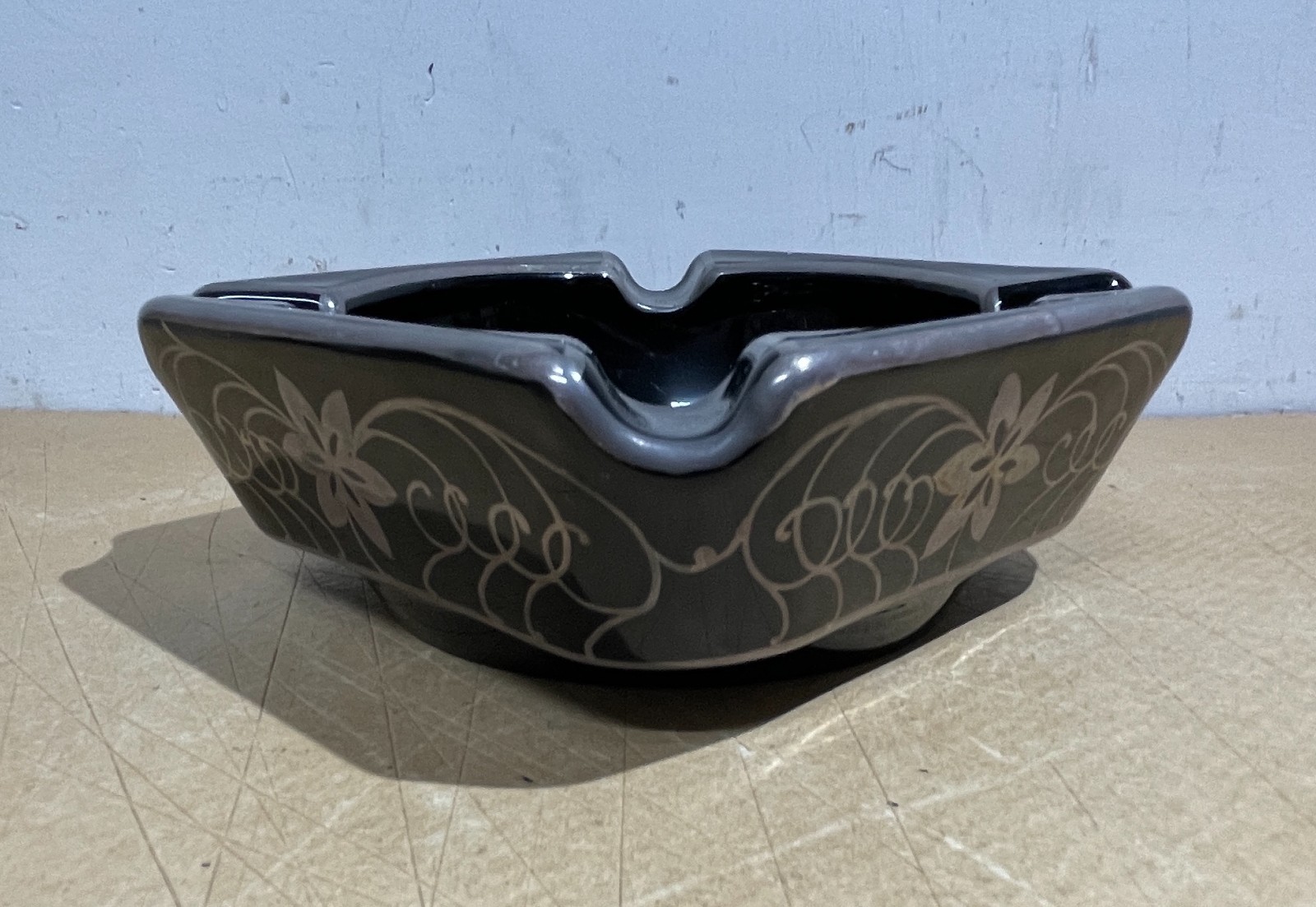 Posacenere d'Epoca In Vetro Bruno Laminato In Argento
