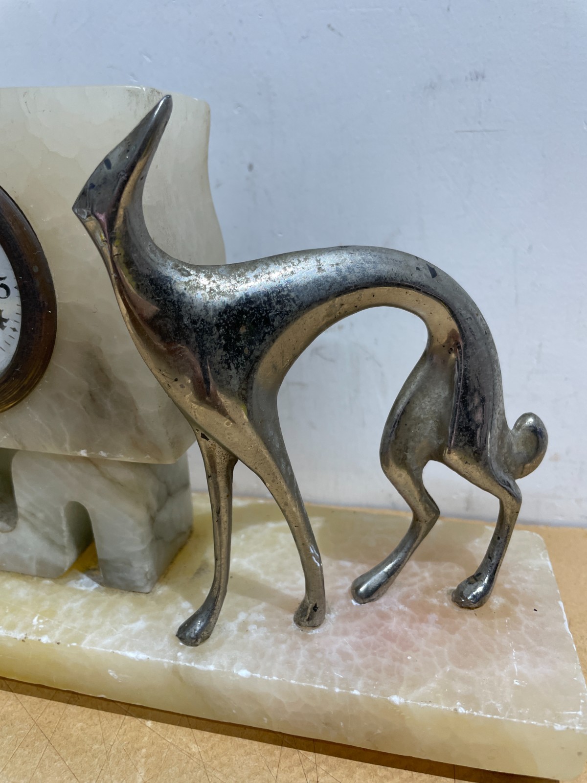 Orologio Da Tavolo Art Déco Con Figura Di Levriero In Alabastro