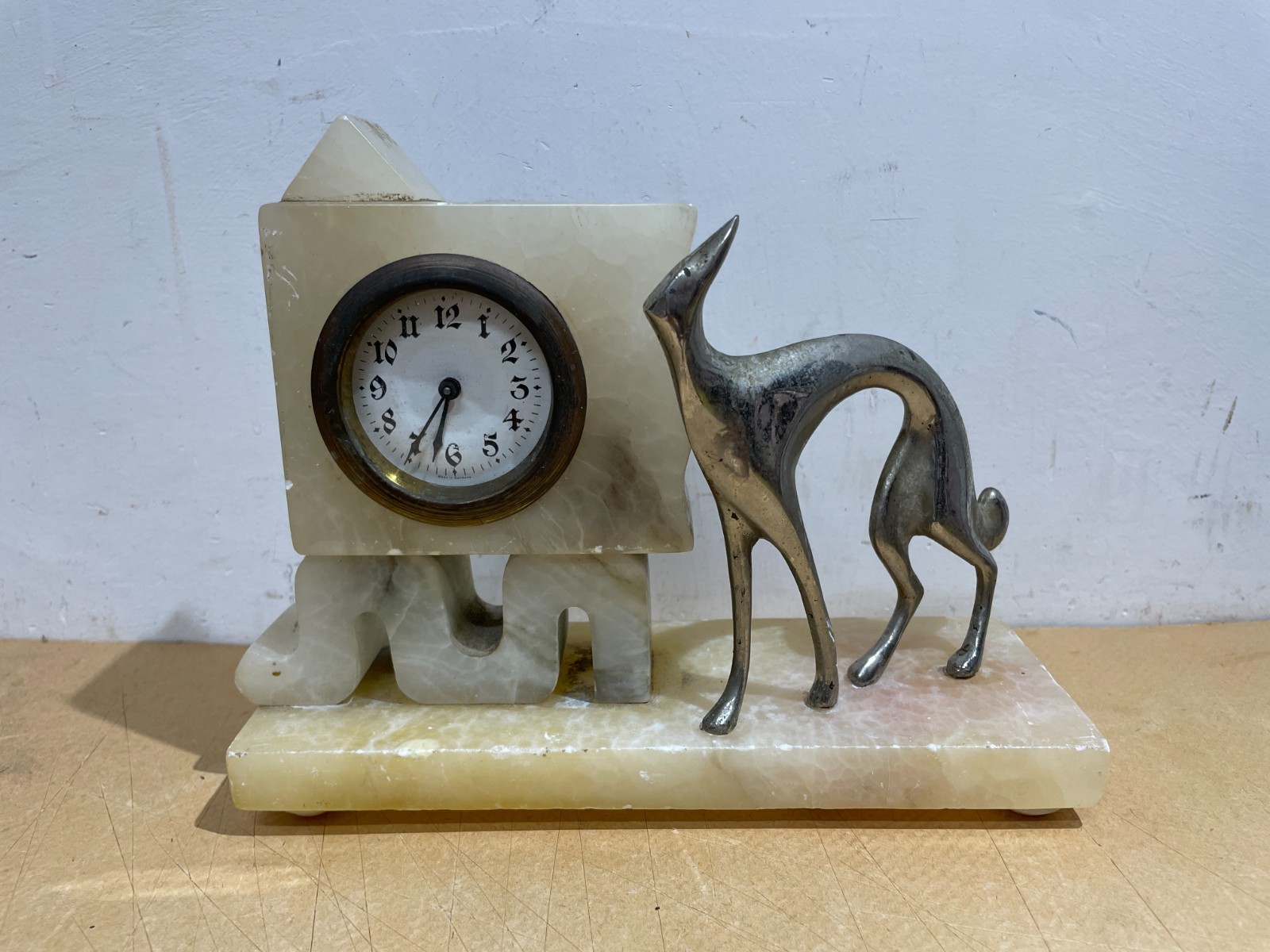 Orologio Da Tavolo Art Déco Con Figura Di Levriero In Alabastro
