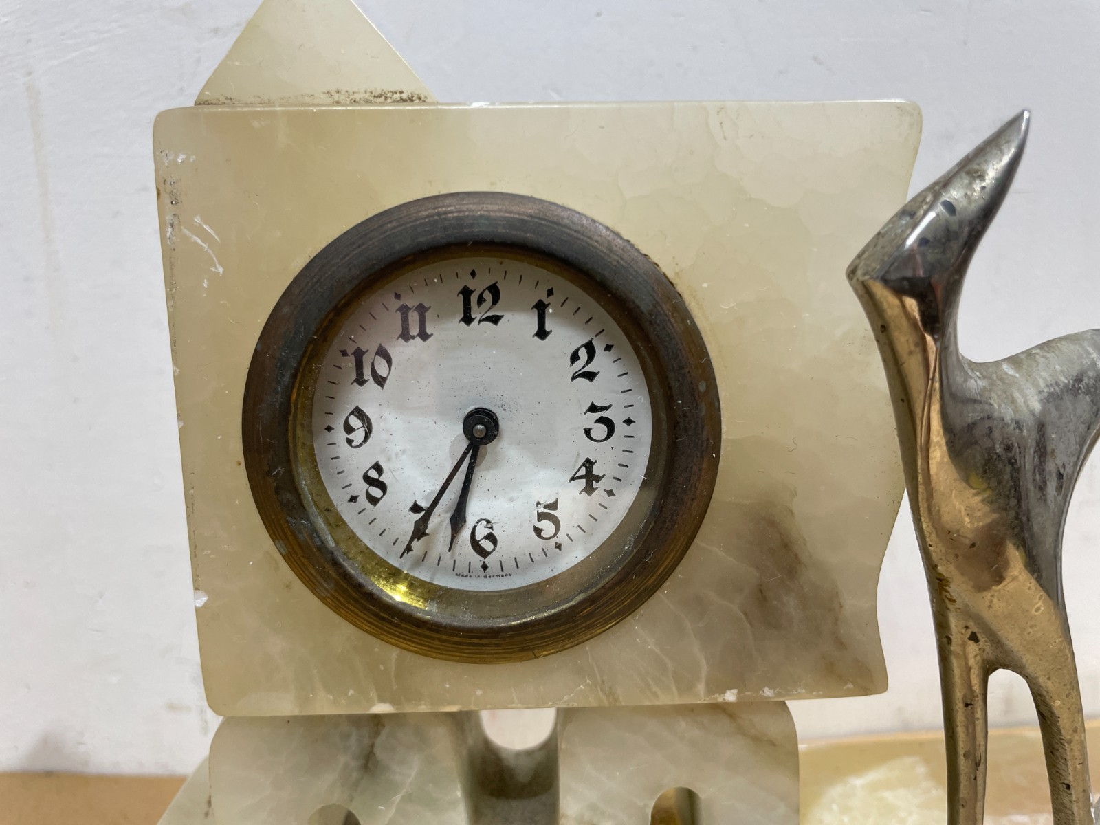 Orologio Da Tavolo Art Déco Con Figura Di Levriero In Alabastro