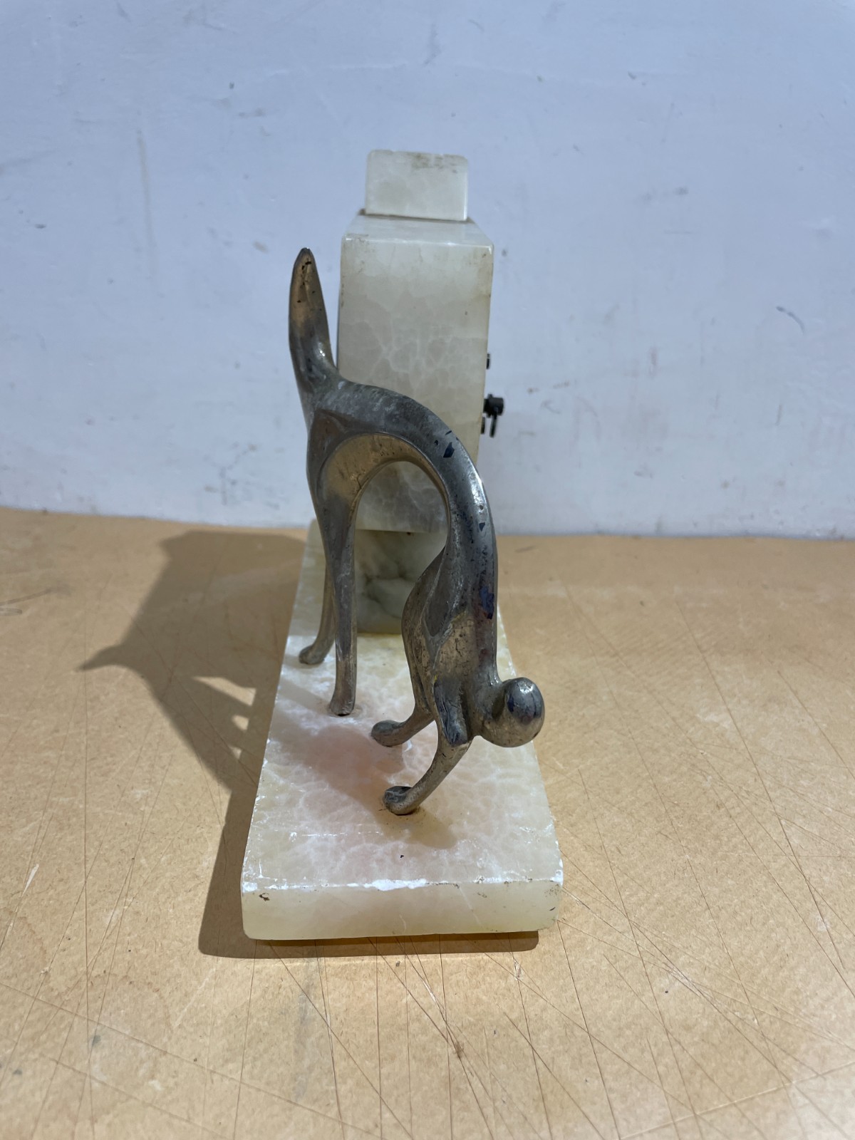 Orologio Da Tavolo Art Déco Con Figura Di Levriero In Alabastro