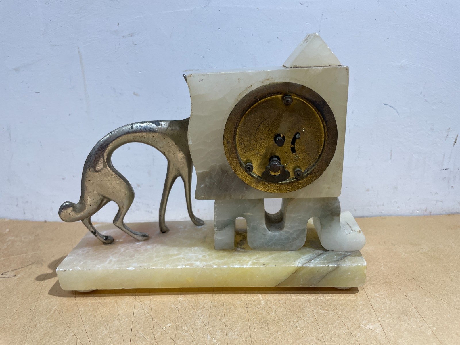 Orologio Da Tavolo Art Déco Con Figura Di Levriero In Alabastro