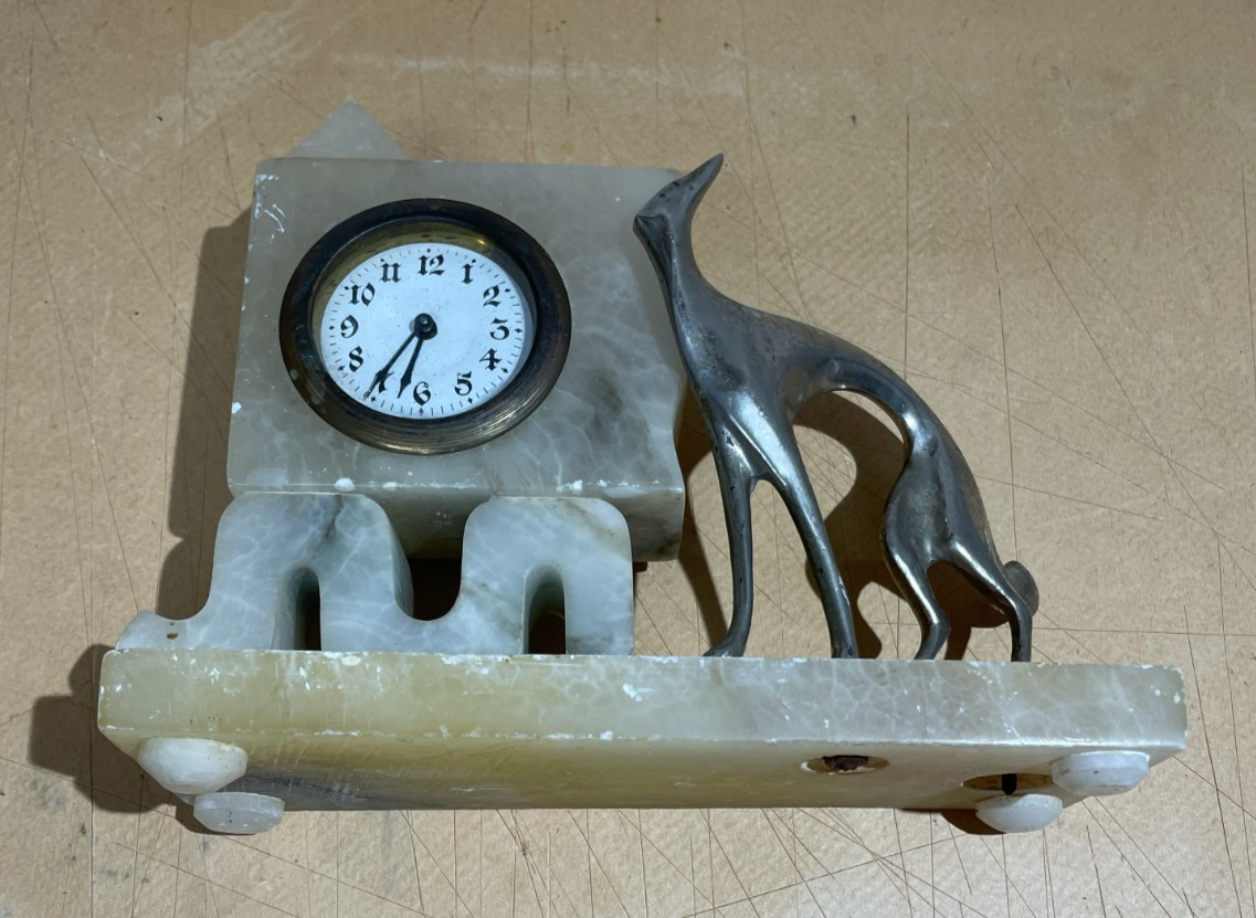 Orologio Da Tavolo Art Déco Con Figura Di Levriero In Alabastro