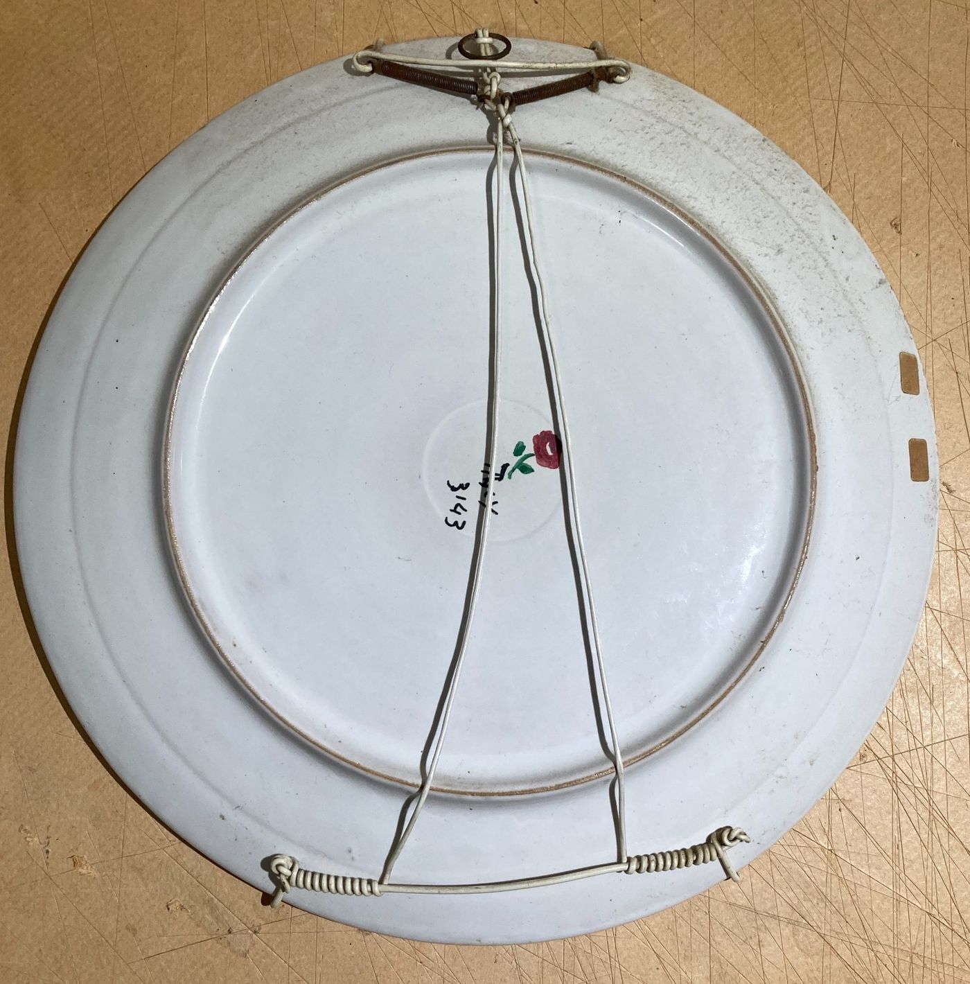 Piatto In Ceramica Con Illustrazione Di Giovani Donne Che Ballano