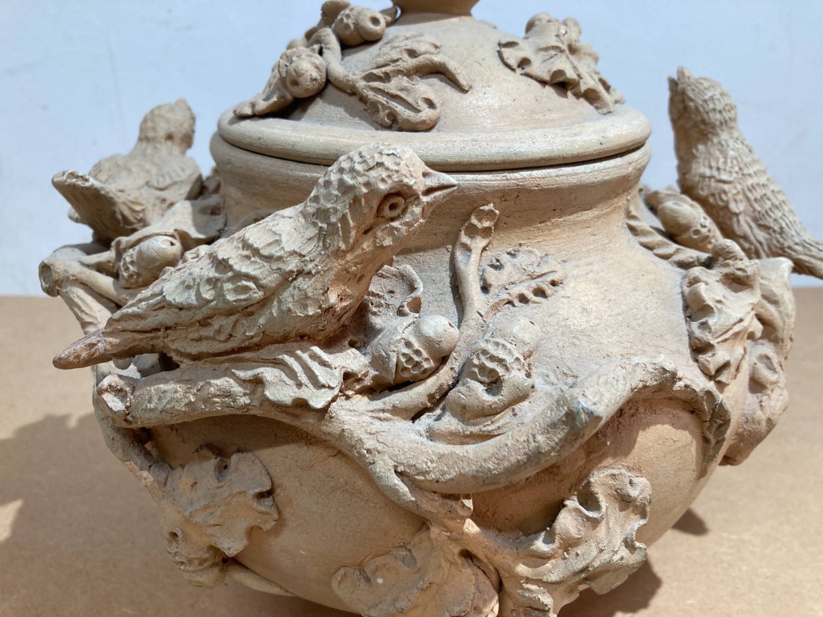 Arti Decorative Del '900: Soprammobile Artistico, Vaso Con Uccellini E Ghiande