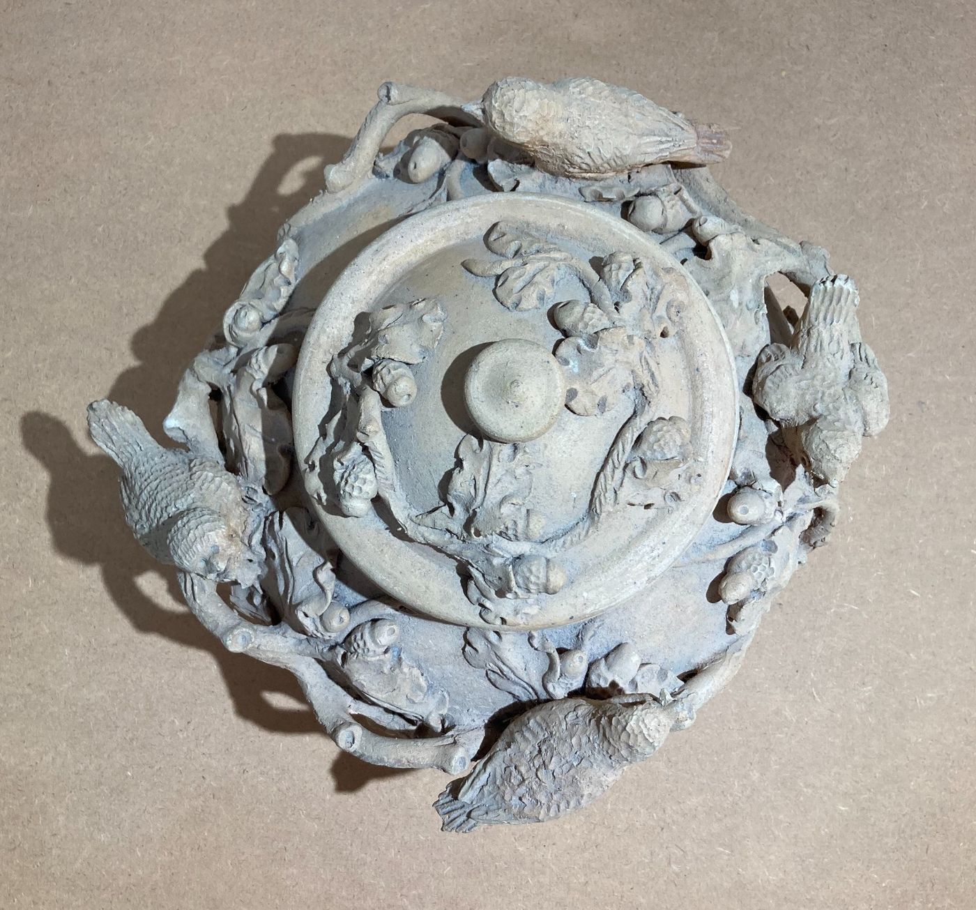 Arti Decorative Del '900: Soprammobile Artistico, Vaso Con Uccellini E Ghiande