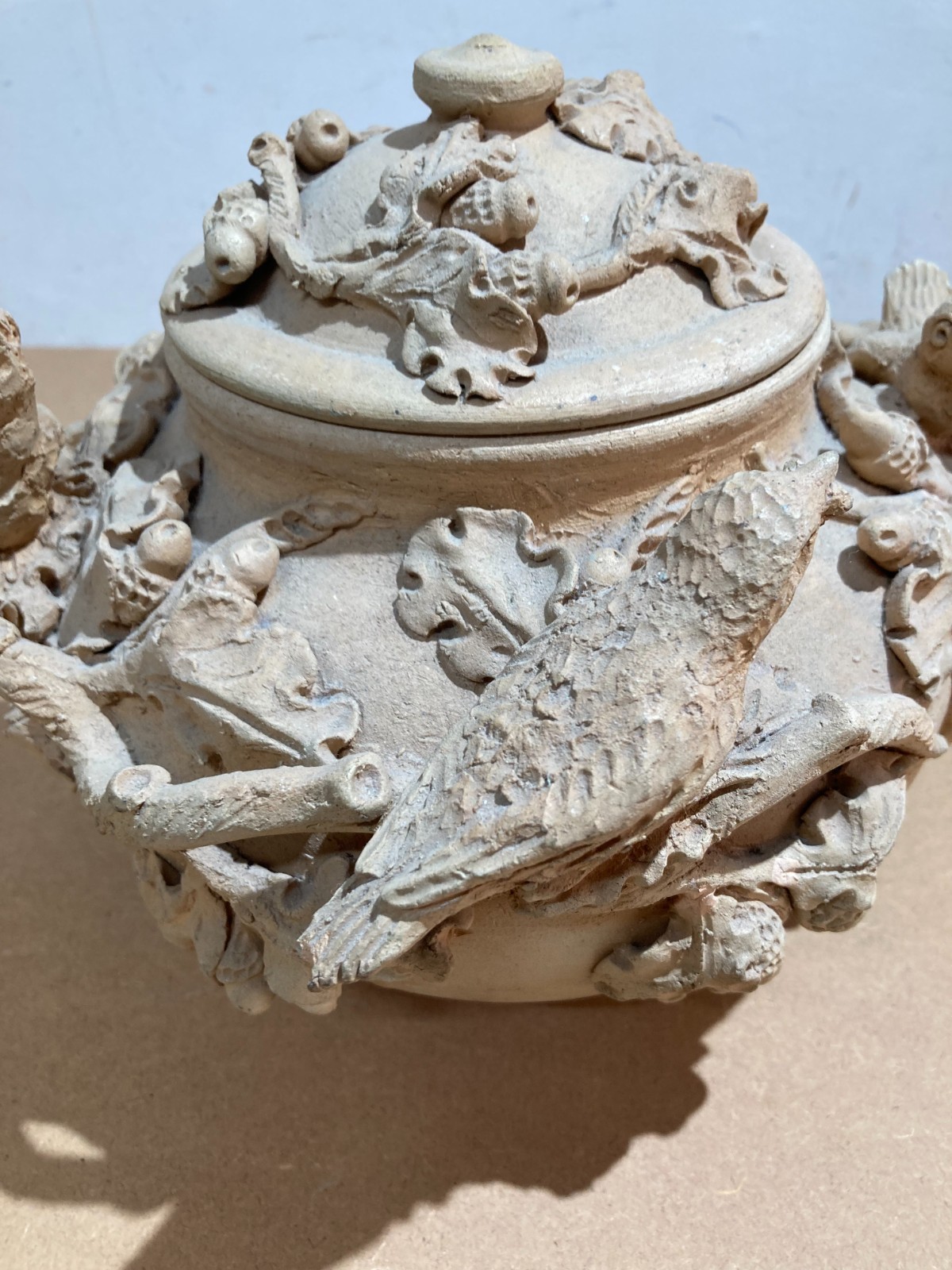 Arti Decorative Del '900: Soprammobile Artistico, Vaso Con Uccellini E Ghiande