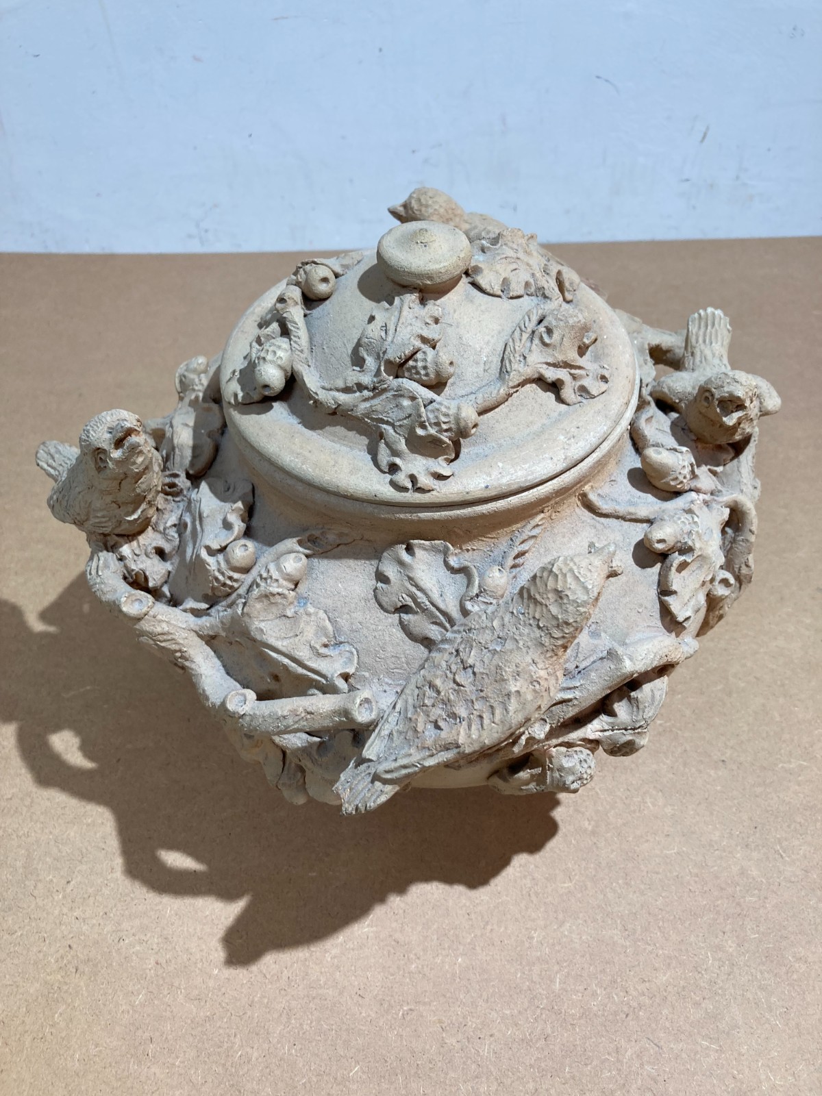 Arti Decorative Del '900: Soprammobile Artistico, Vaso Con Uccellini E Ghiande