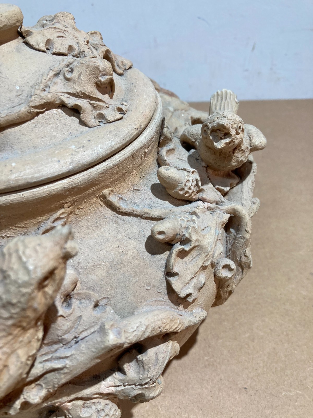 Arti Decorative Del '900: Soprammobile Artistico, Vaso Con Uccellini E Ghiande
