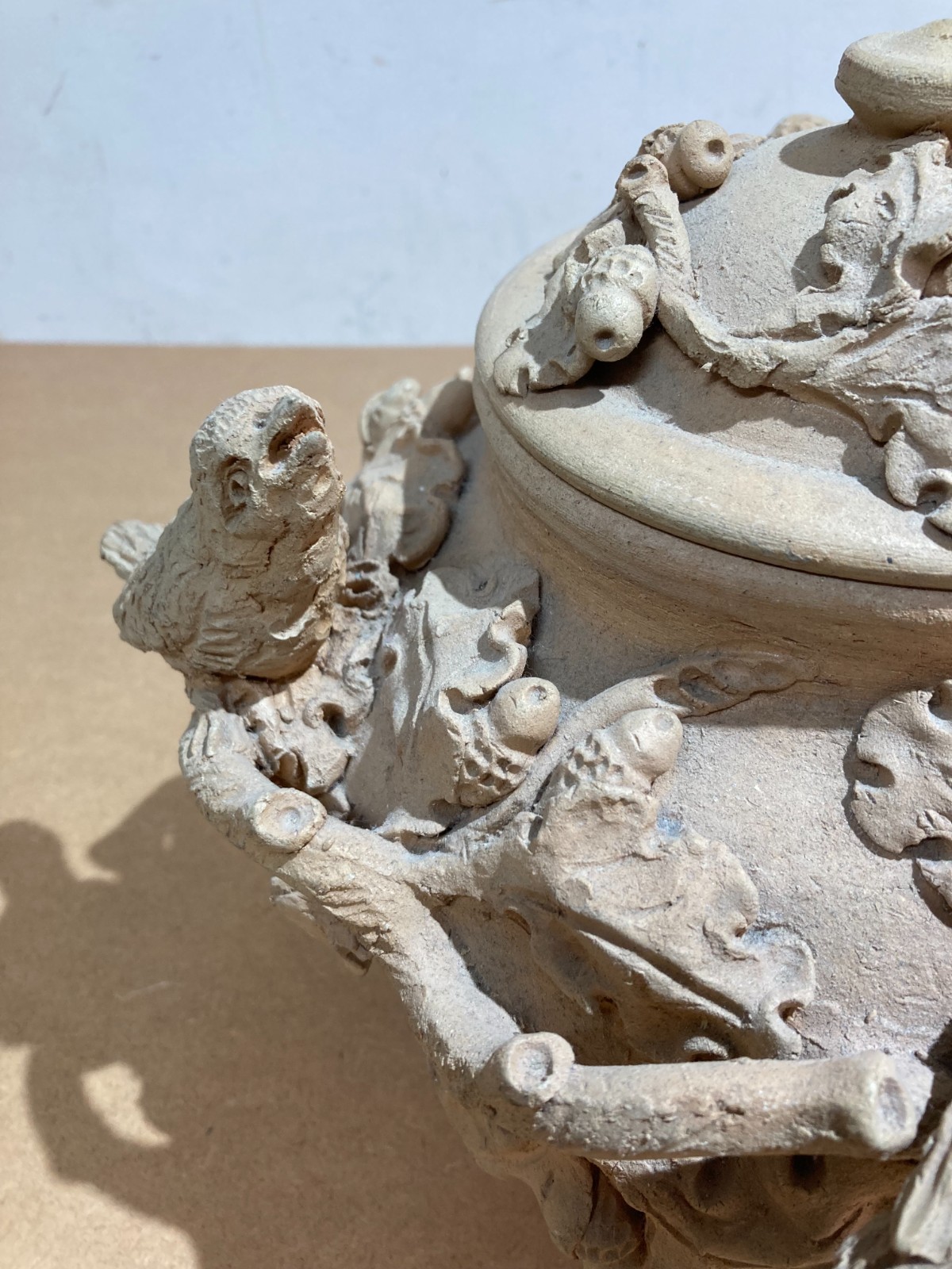 Arti Decorative Del '900: Soprammobile Artistico, Vaso Con Uccellini E Ghiande